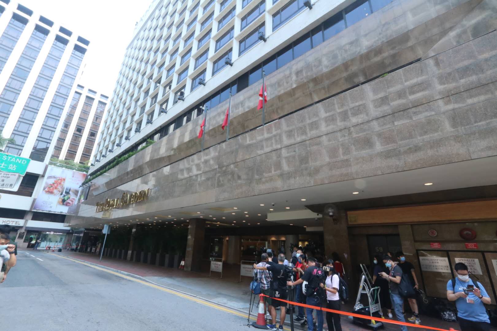 尖沙咀帝苑酒店爆疫,酒店應衞生防護中心要求撤離所有住客。(大公文匯全媒體記者 攝)