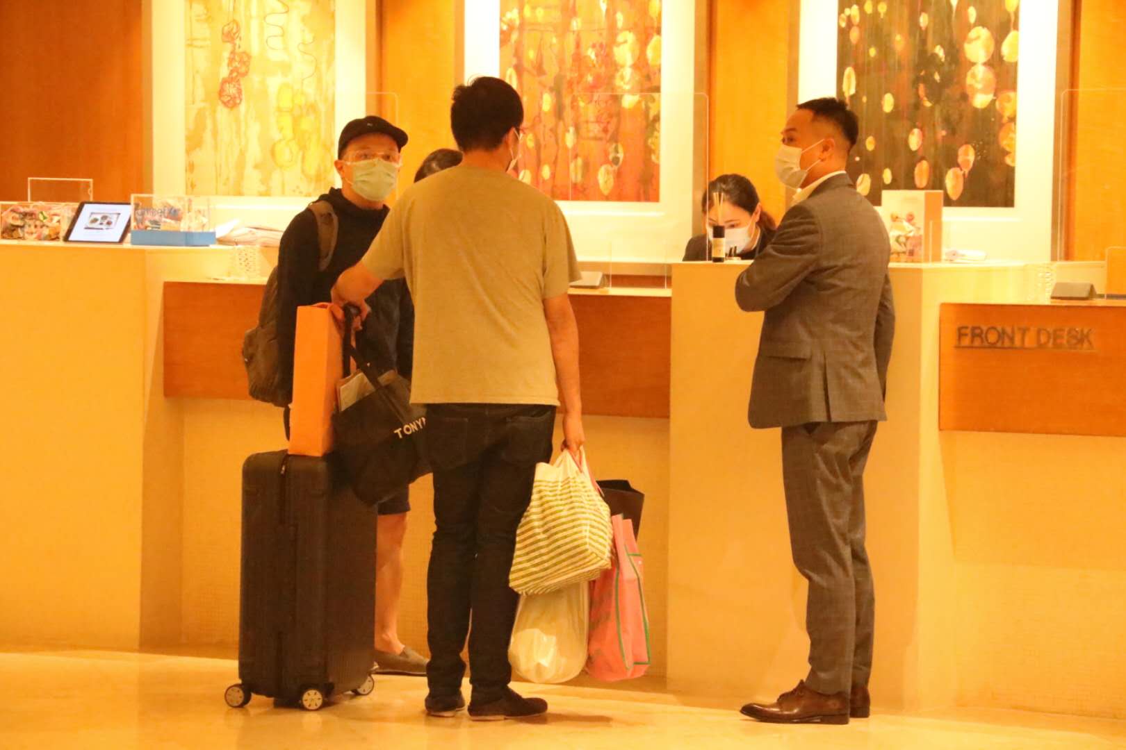 帝苑酒店的住客撤離酒店。(大公文匯全媒體記者 攝)