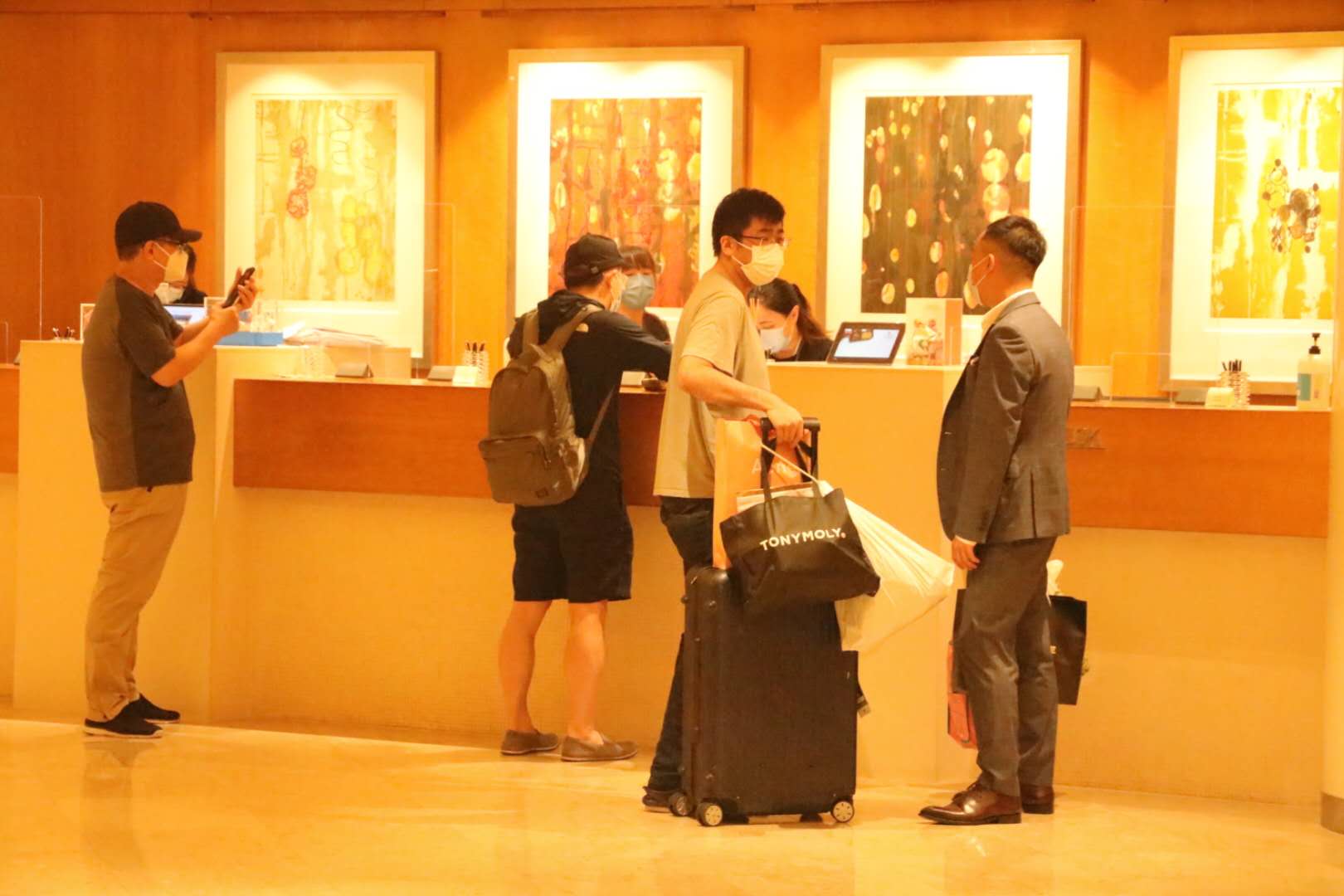 帝苑酒店的住客撤離酒店。(大公文匯全媒體記者 攝)