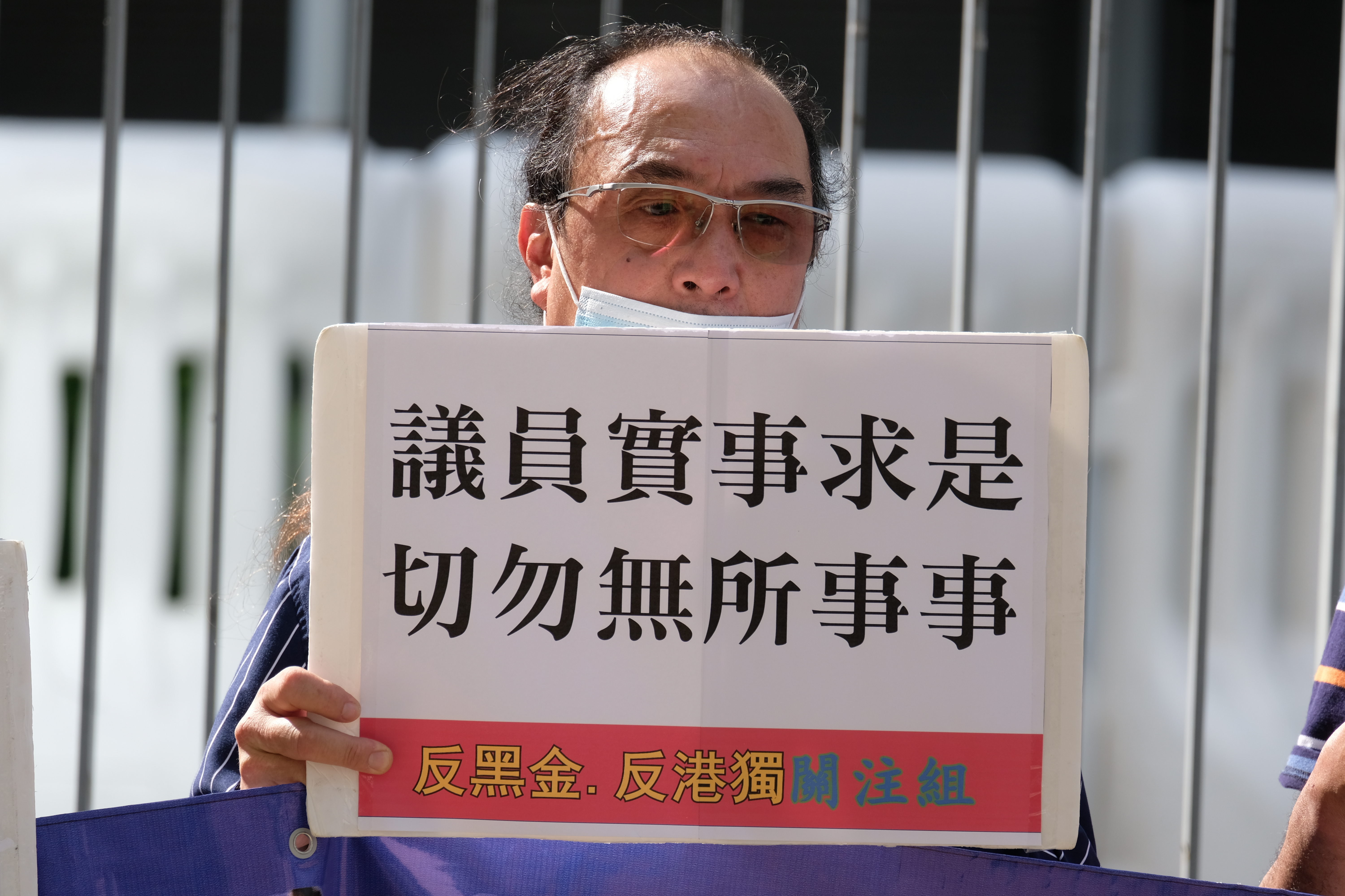 市民在立法會外請願,呼籲立法會員專注抗疫,拒絕攬炒,請求盡快選出內委會及財委會主席。大公文匯全媒體記者 攝