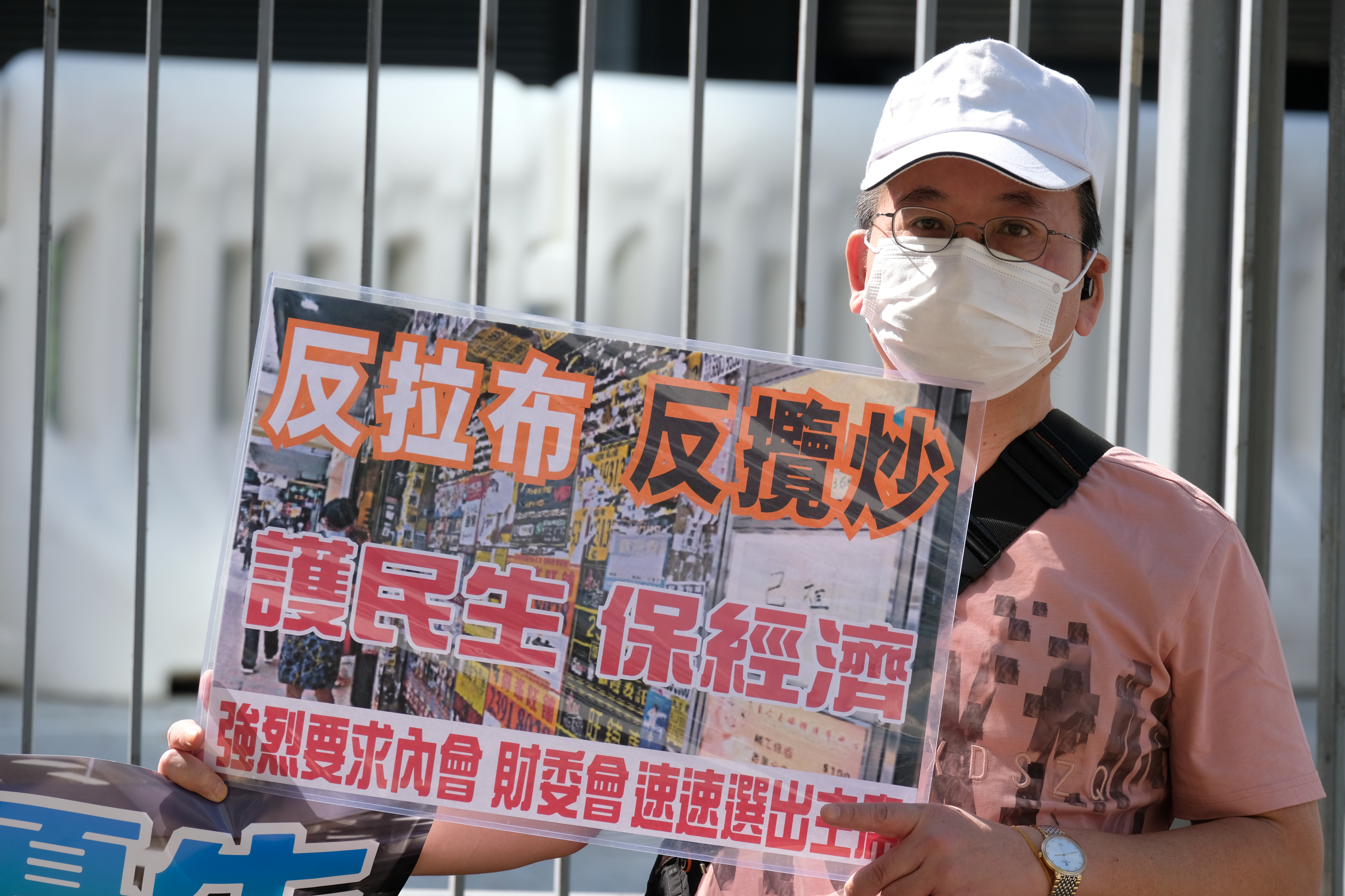 市民在立法會外請願,呼籲立法會員專注抗疫,拒絕攬炒,請求盡快選出內委會及財委會主席。大公文匯全媒體記者 攝