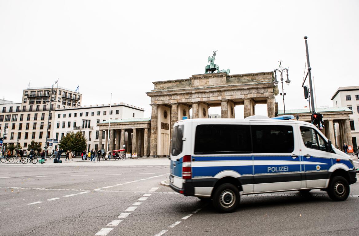 10月8日，在德國首都柏林，一輛警車從勃蘭登堡門前駛過。（新華社）