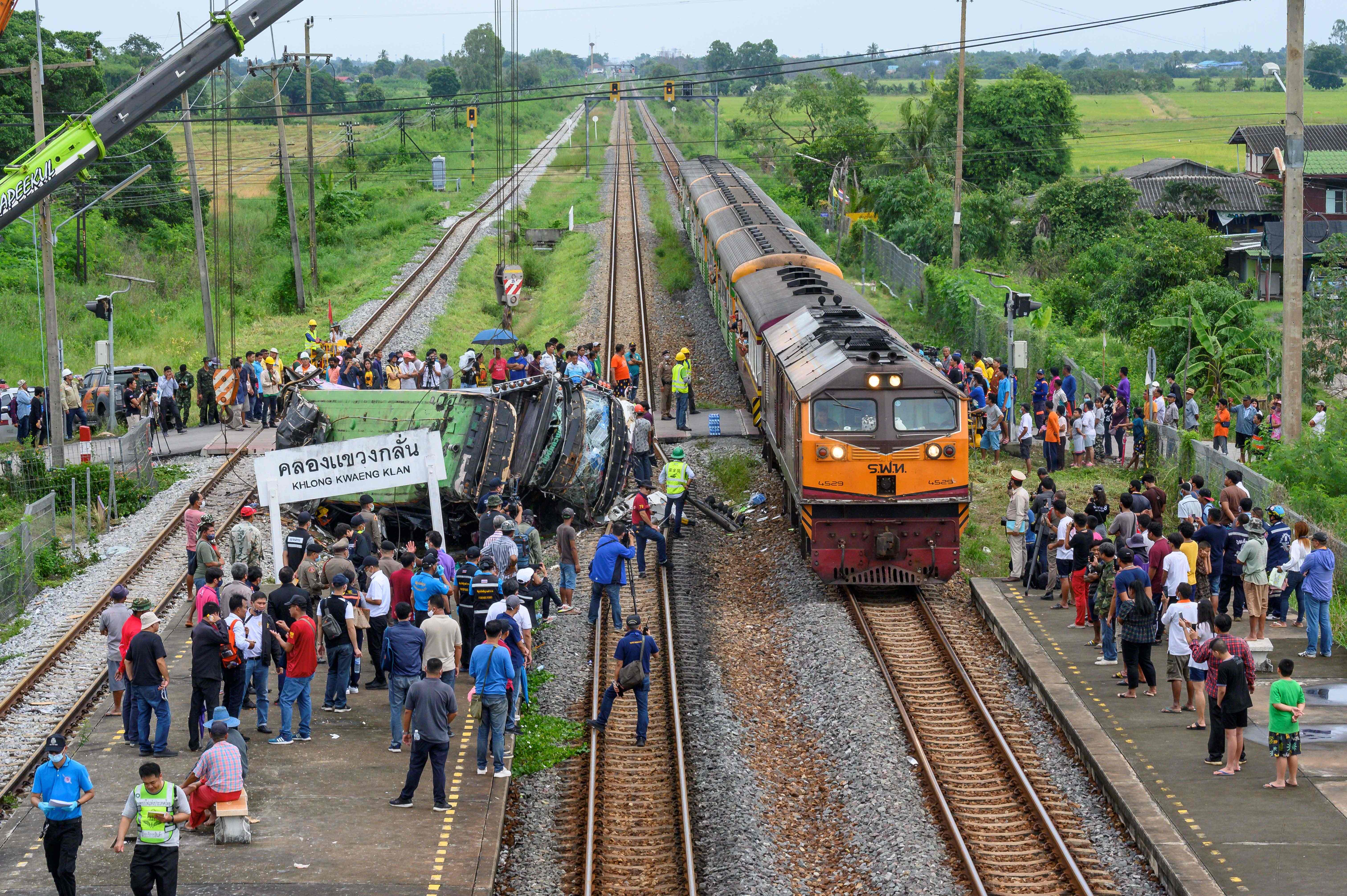 10月11日，泰國中部北柳府發生一起火車與巴士相撞事故，目前已導致17人死亡，30人受傷。（法新社）