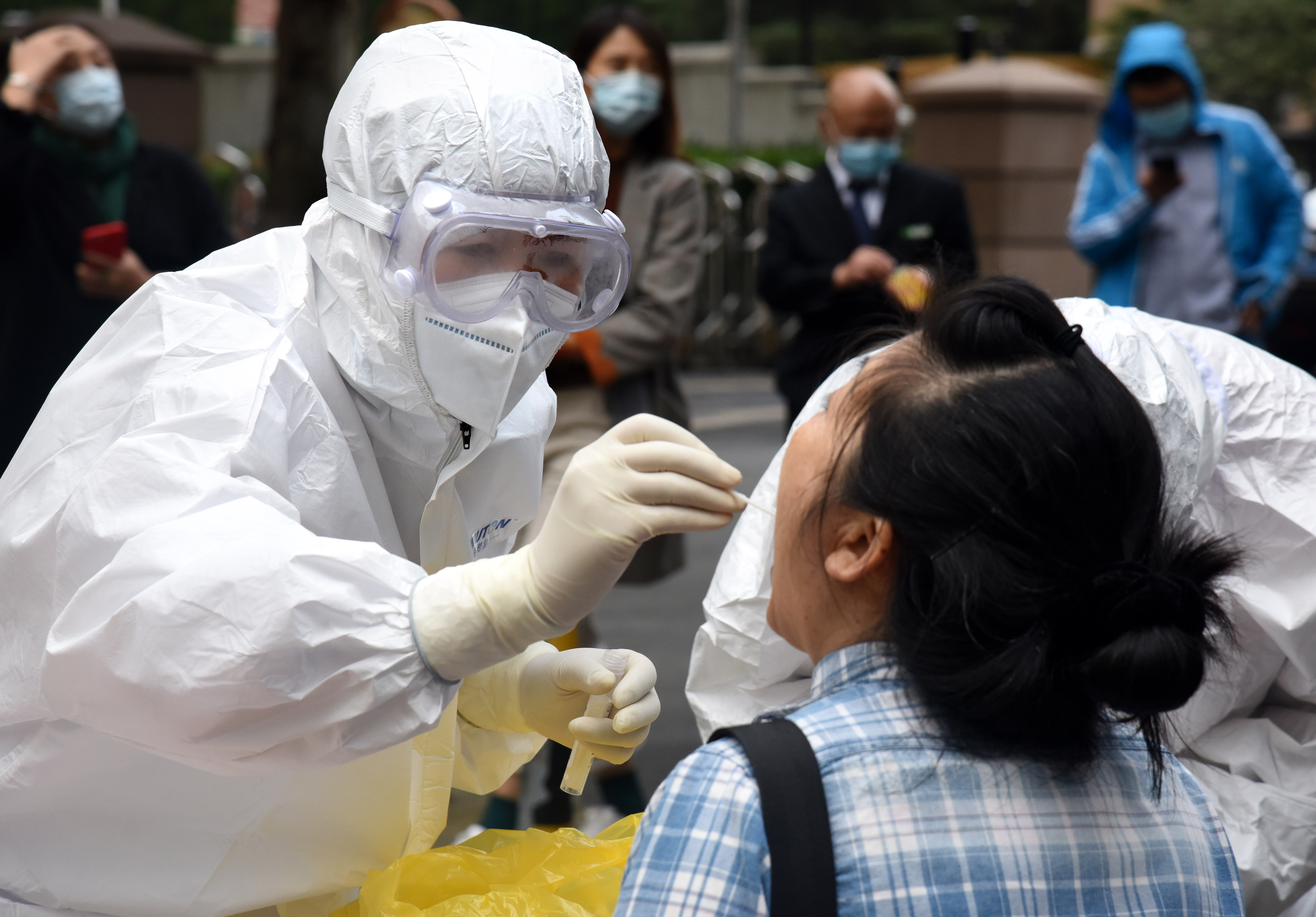 10月12日，市民在青島市市南區香港中路一檢測點進行免費核酸檢測。（新華社）