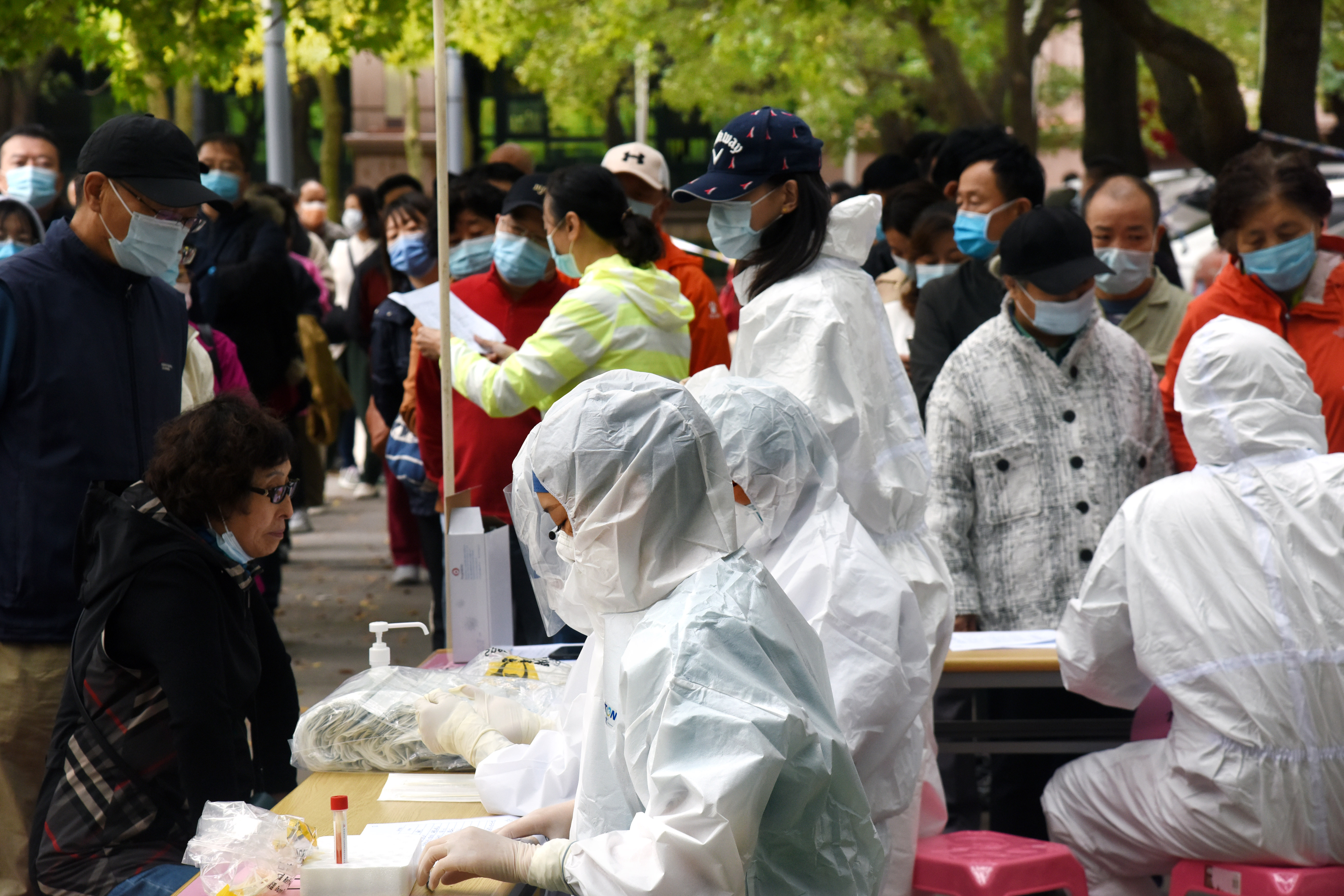 10月12日，市民在青島市市南區五四廣場附近一檢測點排隊進行免費核酸檢測。（新華社）