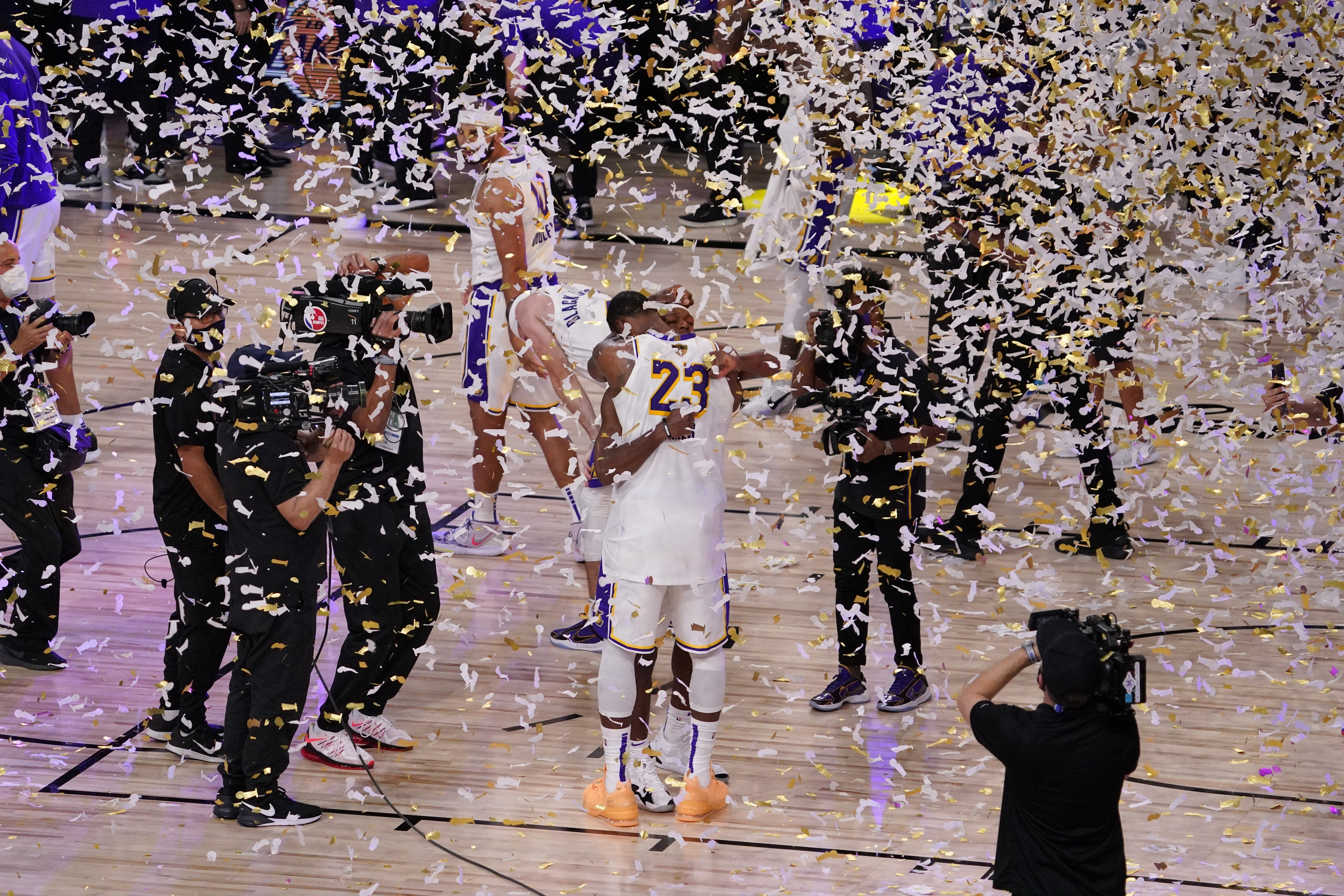北京時間12日上午，2019-2020賽季NBA總決賽落下帷幕，洛杉磯湖人經過6場鏖戰，4比2擊敗邁阿密熱火加冕總冠軍。