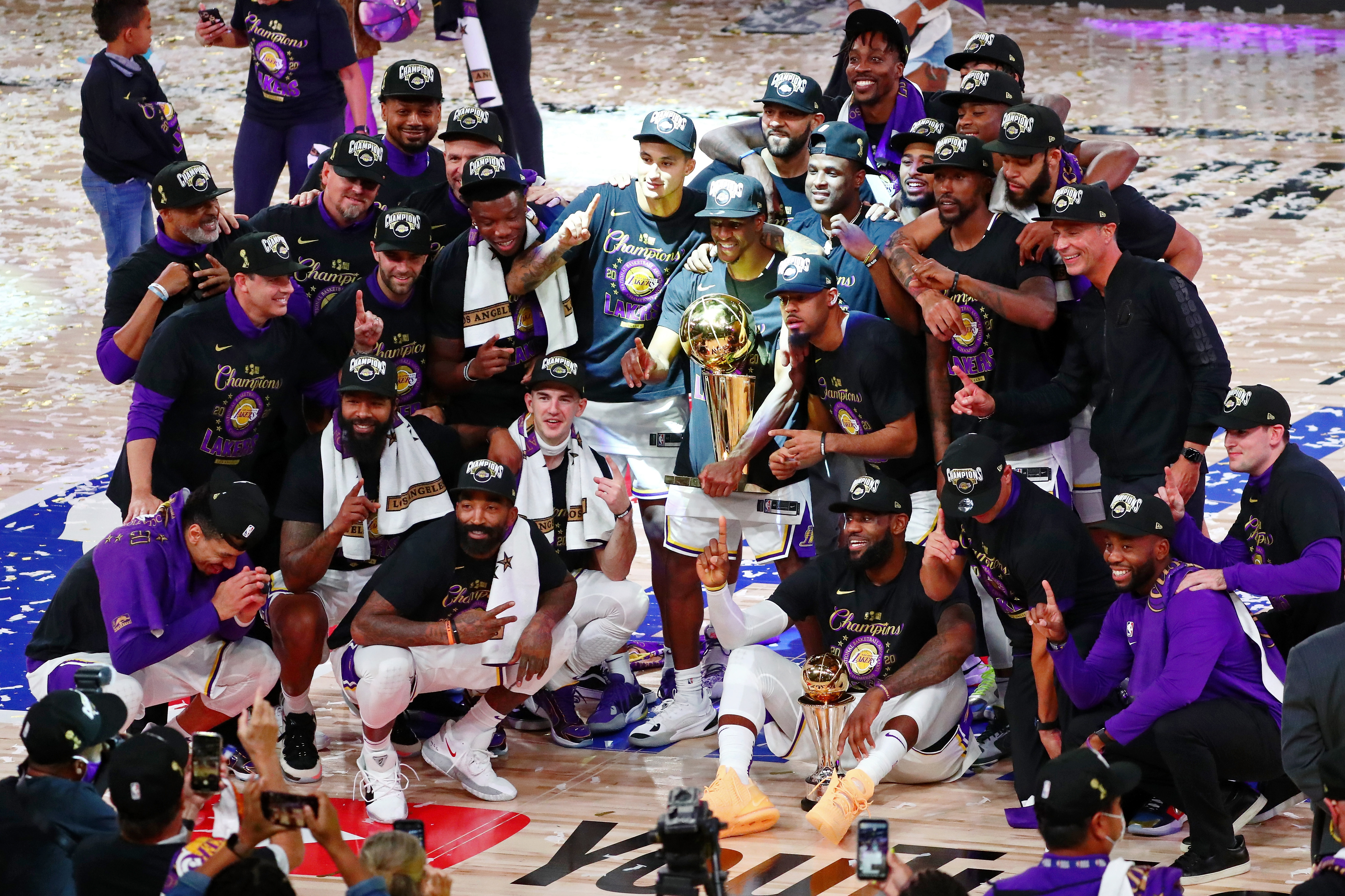 北京時間12日上午，2019-2020賽季NBA總決賽落下帷幕，洛杉磯湖人經過6場鏖戰，4比2擊敗邁阿密熱火加冕總冠軍。球迷們歡呼雀躍。