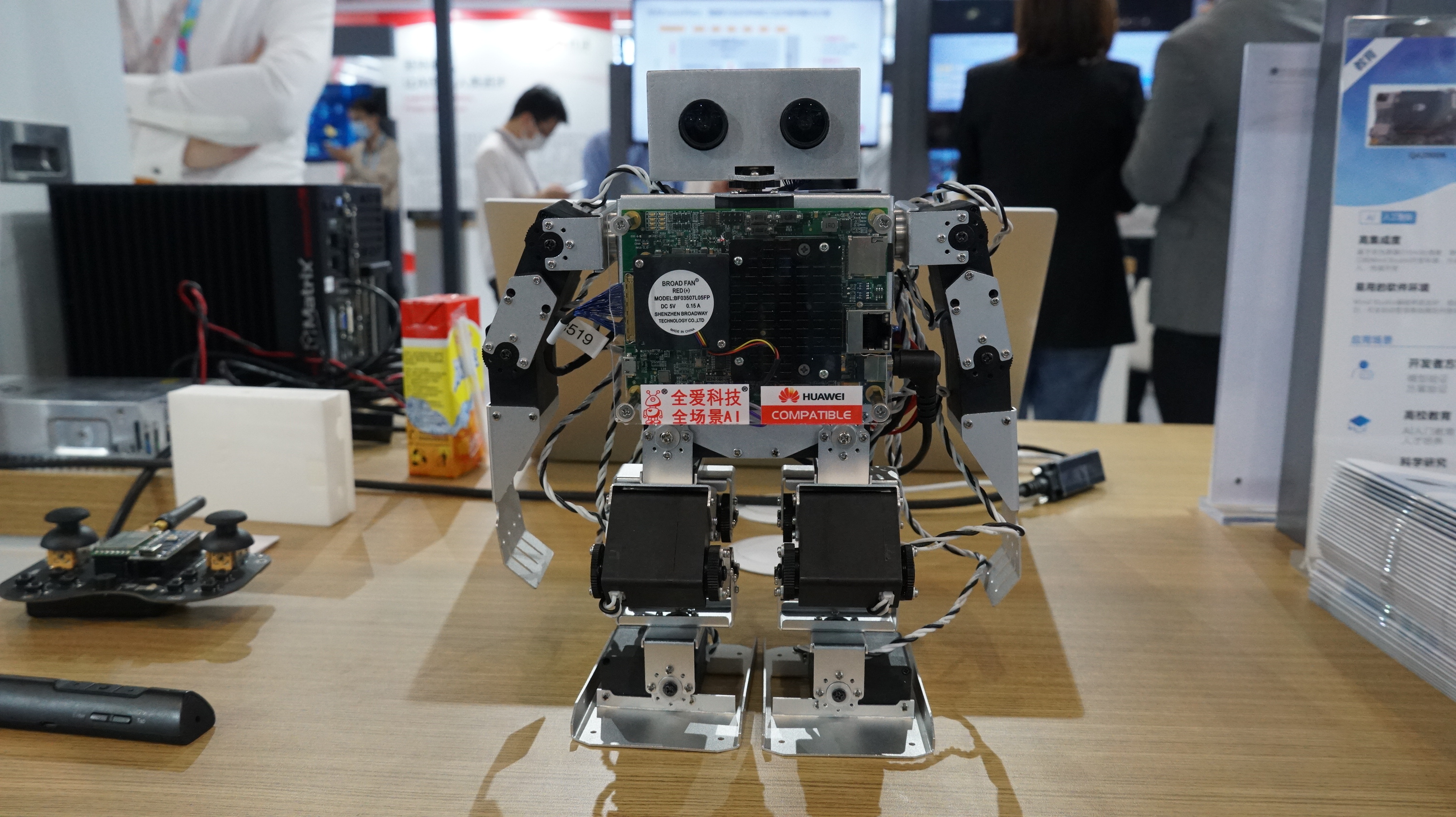 基於華為Atlas半導體、人工智能技術的智能機器人。這款機器人支持雙面4K實時視頻分析，可實現視覺交互的超小型無人系統，擁有17個自由度的雙足仿人形智能機器人，驅動控制24路電機，支持多傳感器。(記者 何德花 攝)

