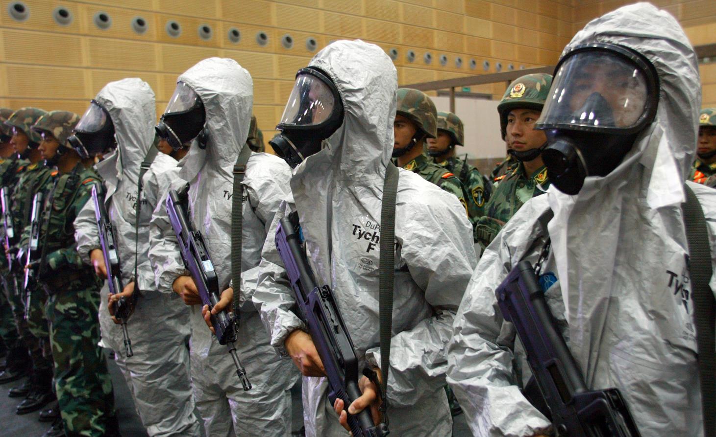 2006年4月深圳舉行大規模反恐綜合演練中，武警深圳市支隊反恐特戰隊在解救劫持人質事件中擔負核心區武力攻擊解救人質的任務。（攝影：岑志利）
