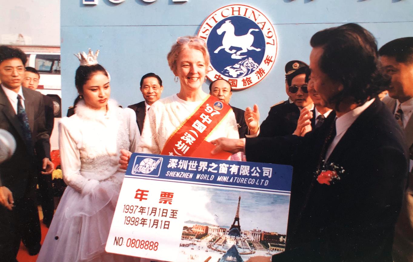 1997中國旅遊年第一位到深圳世界之窗的海外遊客。（攝影：岑志利）