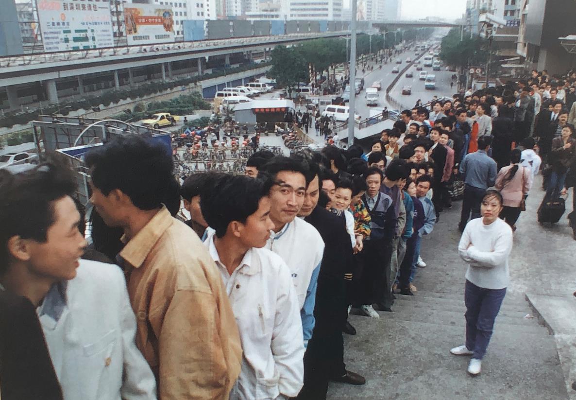 購票難「難於上青天」（1995年）。在深圳火車站售票大廳至廣場返鄉過春節的打工仔、打工妹排起了長龍購票。（攝影：岑志利）