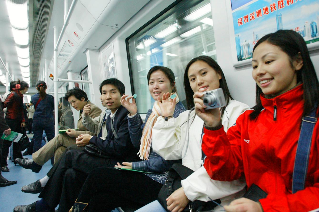 2004年12月28日，深圳地鐵開通。坐上自己的地鐵，深圳市民樂開懷。（攝影：岑志利）