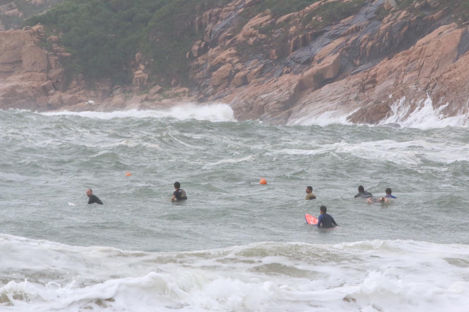 石澳泳灘有泳客無懼八號風球高懸進行衝浪活動。（大公文匯全媒體記者攝）