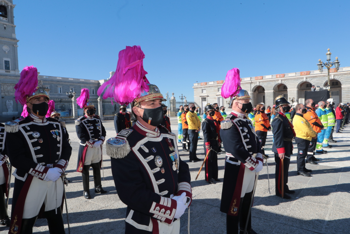 10月12日，在西班牙馬德里王宮武器廣場，軍隊、消防、醫務人員等佩戴口罩參加國慶日活動。當日，西班牙在馬德里王宮舉行活動，慶祝國慶日。（新華社）