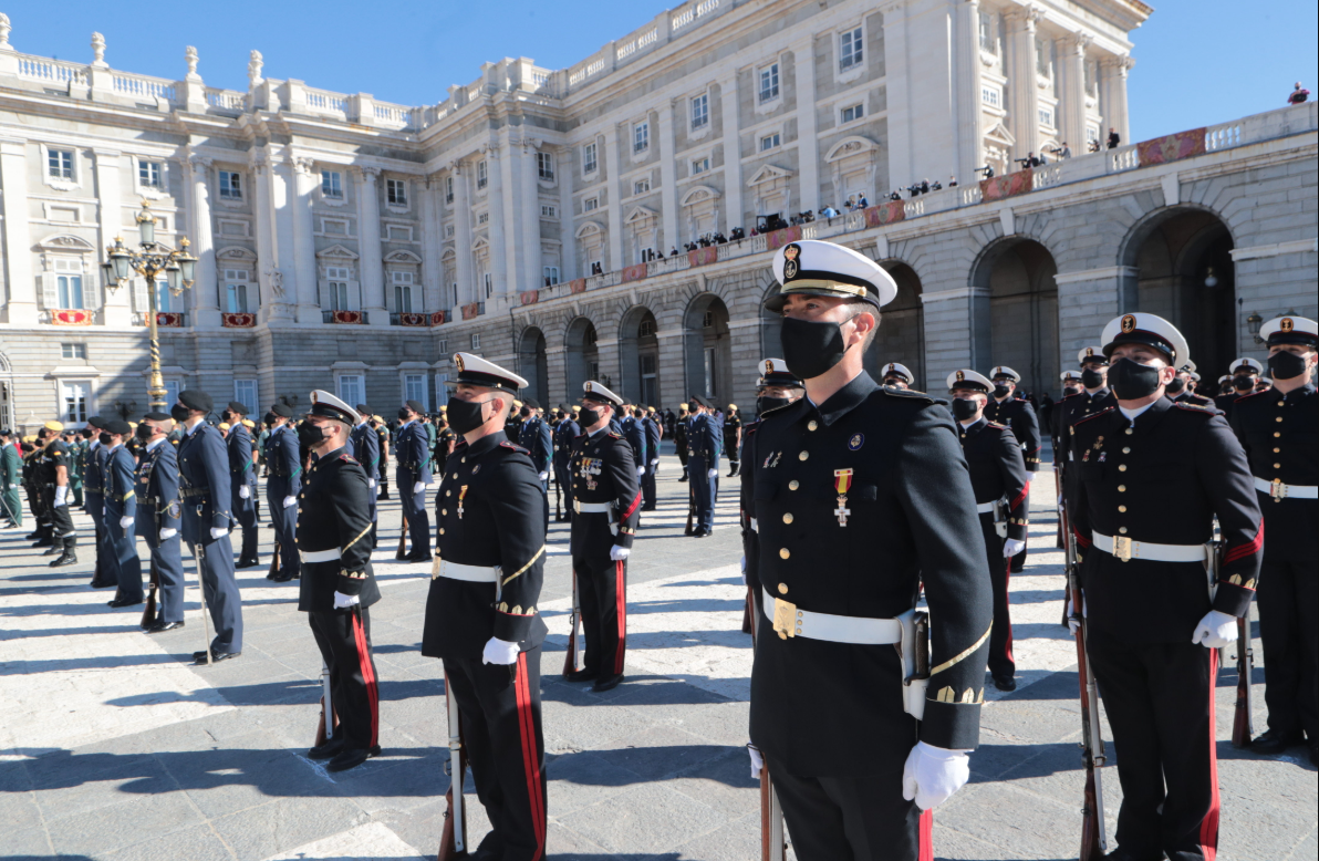 10月12日，在西班牙馬德里王宮武器廣場，軍人佩戴口罩參加國慶日活動。當日，西班牙在馬德里王宮舉行活動，慶祝國慶日。（新華社）
