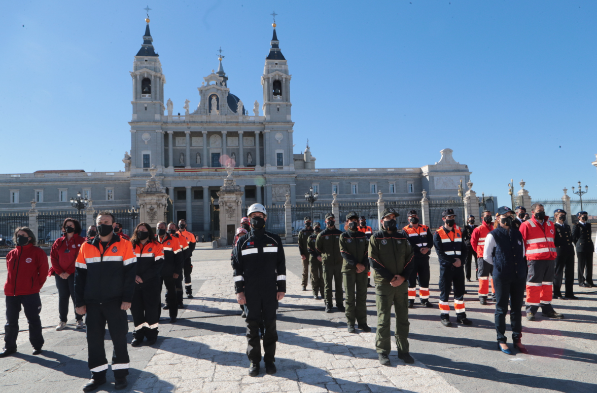 10月12日，在西班牙馬德里王宮武器廣場，軍隊、消防、醫務人員等佩戴口罩參加國慶日活動。當日，西班牙在馬德里王宮舉行活動，慶祝國慶日。（新華社）