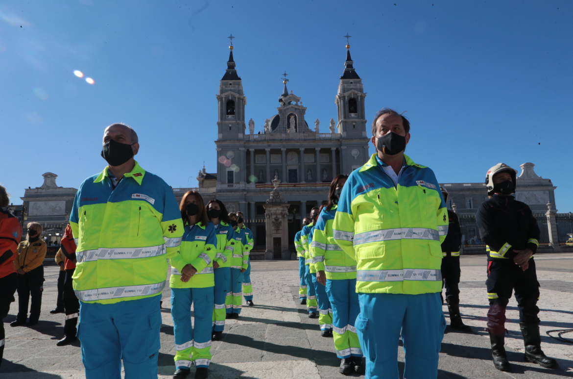 10月12日，在西班牙馬德里王宮武器廣場，醫務人員佩戴口罩參加國慶日活動。當日，西班牙在馬德里王宮舉行活動，慶祝國慶日。（新華社）