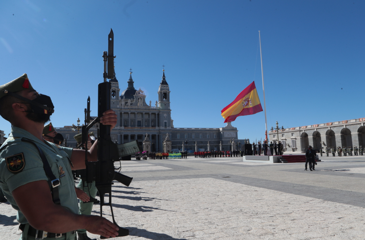 10月12日，西班牙馬德里王宮武器廣場降半旗為新冠逝者志哀。當日，西班牙在馬德里王宮舉行活動，慶祝國慶日。（新華社）