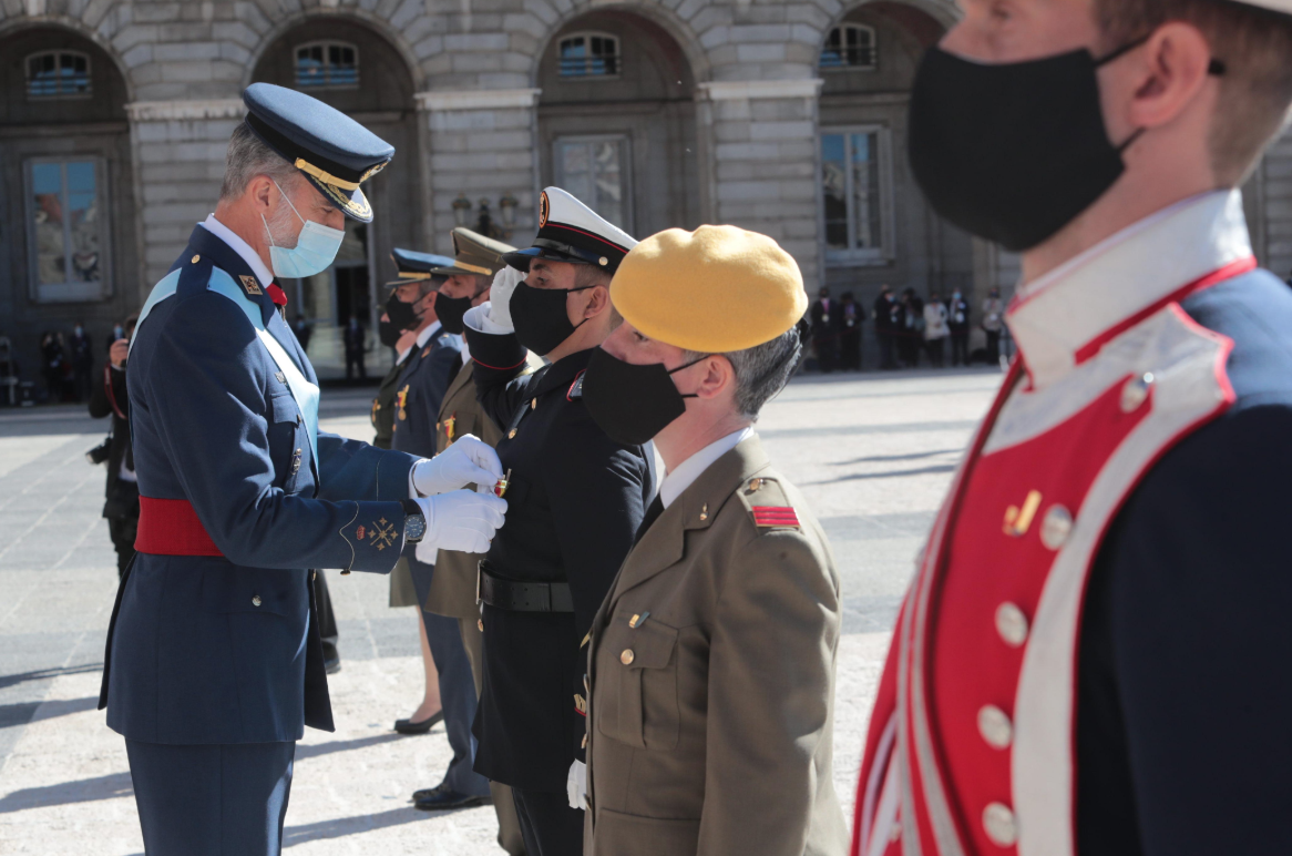 10月12日，在西班牙馬德里王宮武器廣場，西班牙國王費利佩六世（左）為軍人授勳。當日，西班牙在馬德里王宮舉行活動，慶祝國慶日。（新華社）