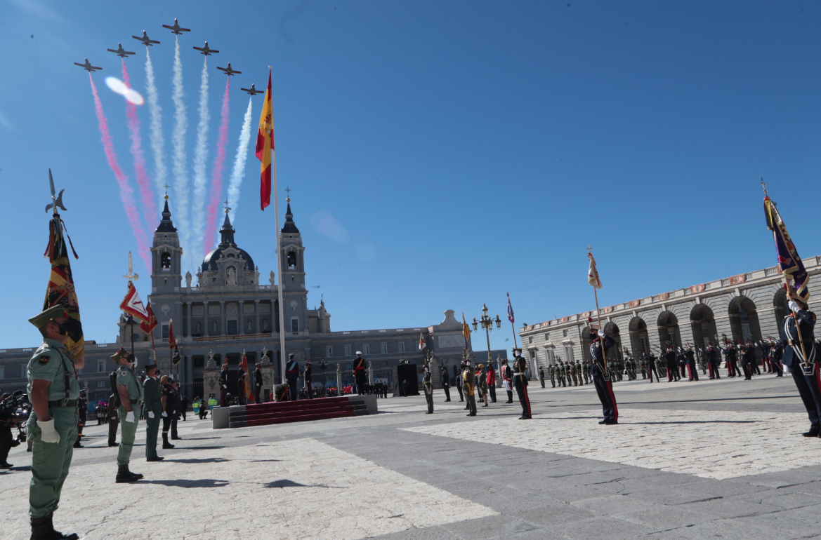 10月12日，飛機飛過西班牙馬德里王宮武器廣場。當日，西班牙在馬德里王宮舉行活動，慶祝國慶日。（新華社）