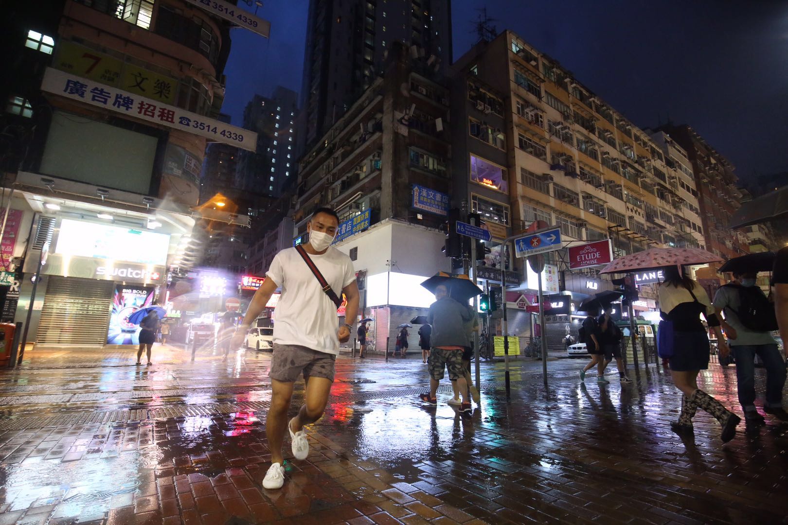 受到熱帶氣旋「浪卡」影響，香港今日（13日）旺角街上同戲院晚上人流稀疏。（大公文匯全媒體記者 馬丁 攝）

