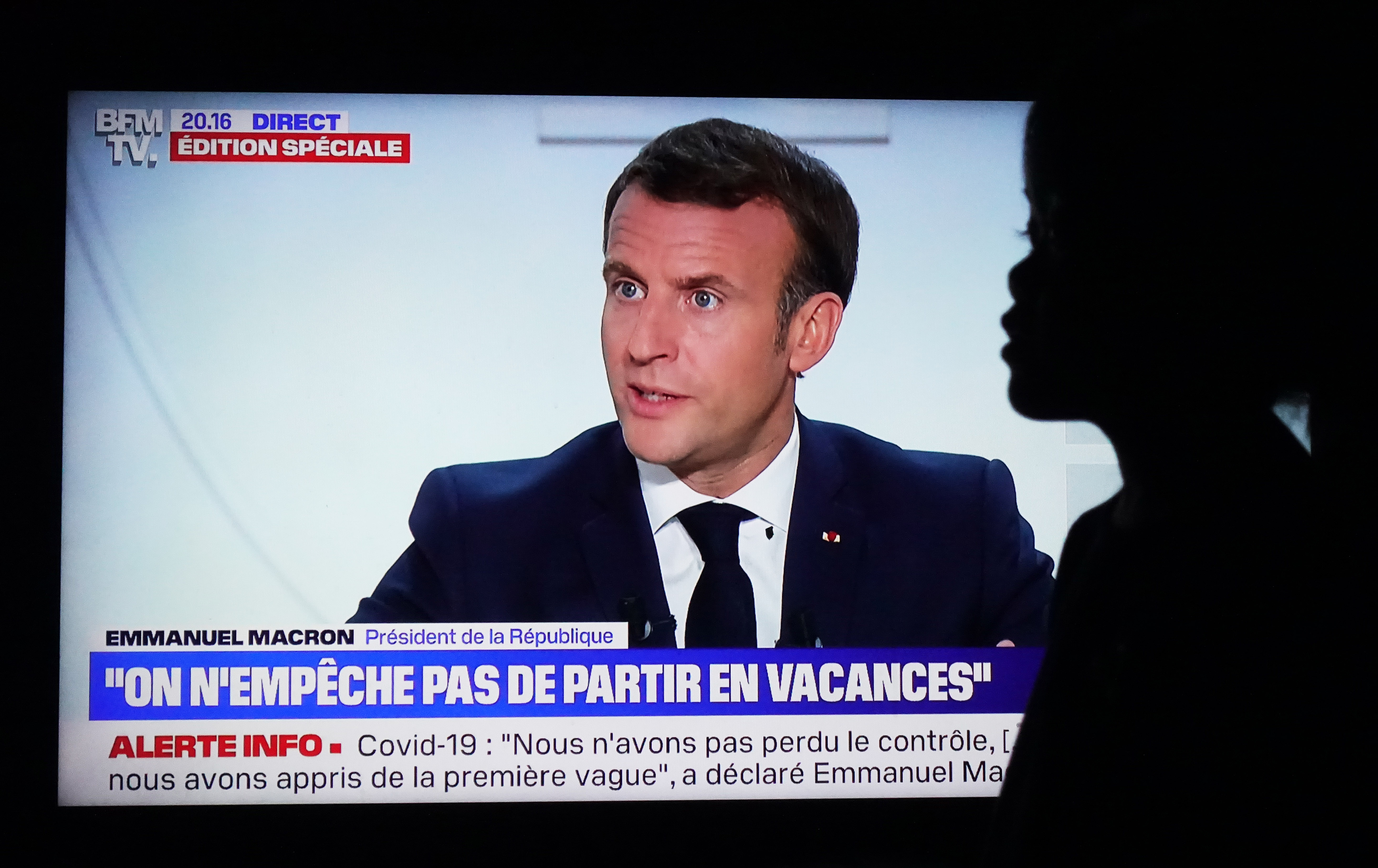 10月14日，觀眾在法國巴黎家中收看法國總統馬克龍接受採訪的電視節目。 新華社