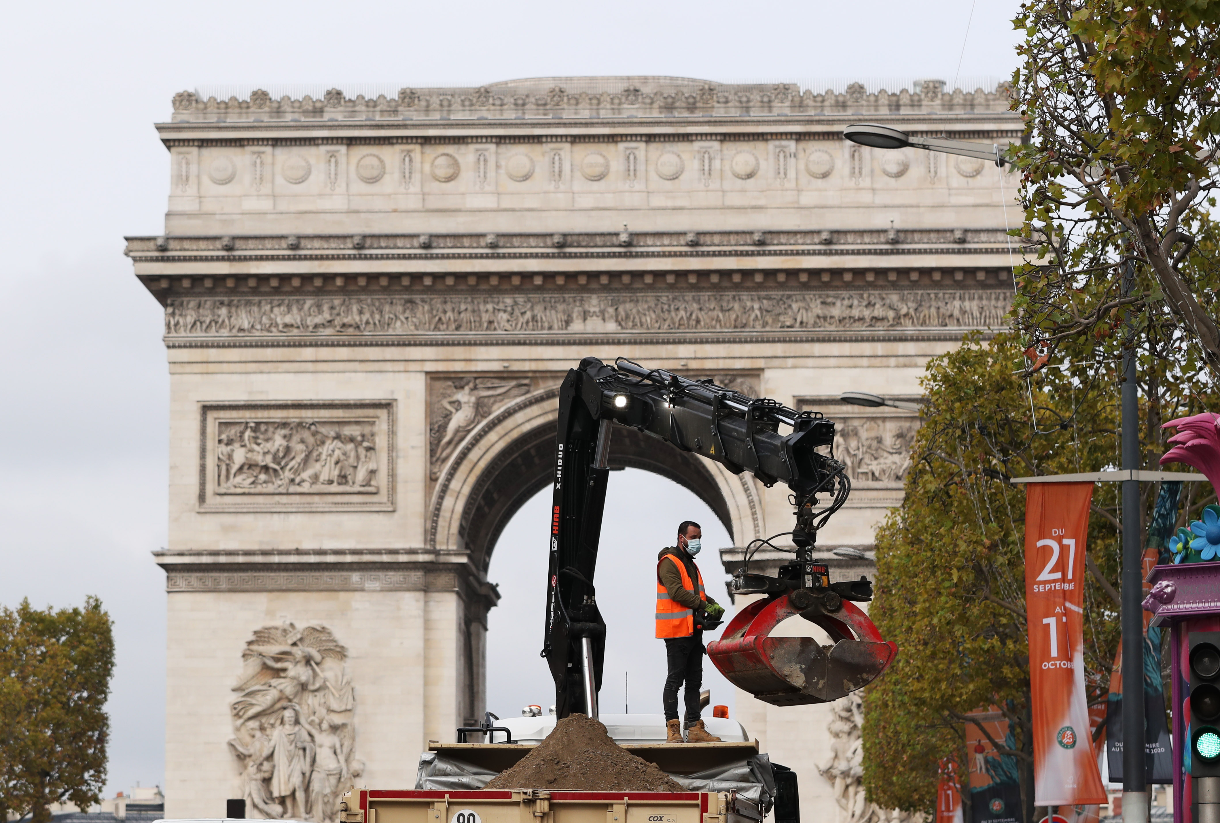 10月14日，工人在法國巴黎凱旋門附近工作。新華社
