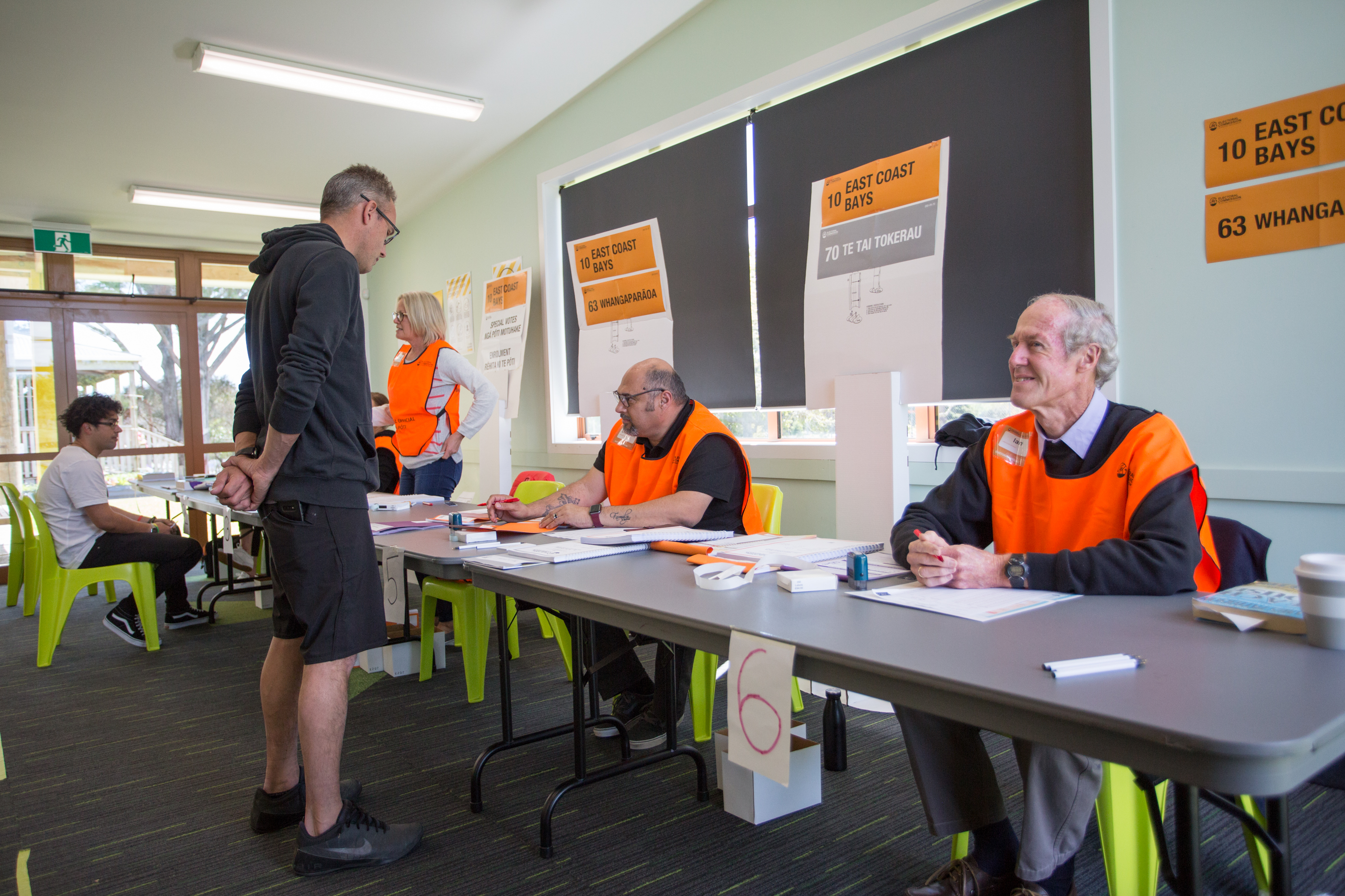 10月17日上午，在新西蘭最大城市奧克蘭一處投票站，選民登記投票。 （新華社）