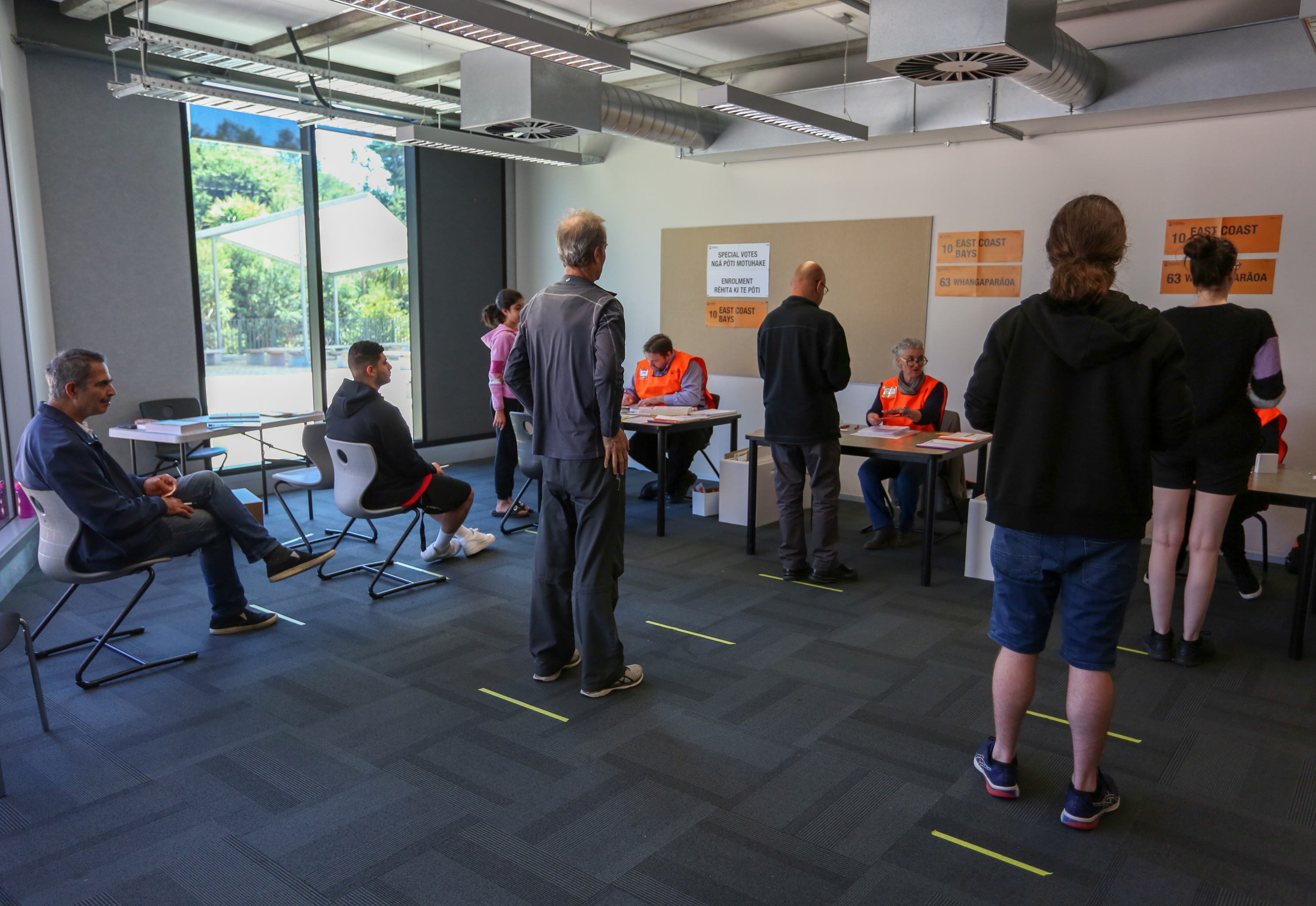 10月17日上午，在新西蘭最大城市奧克蘭一處投票站，選民登記投票。 （新華社）