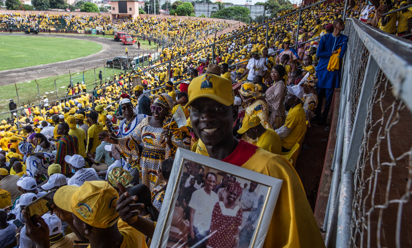 10月16日，幾內亞總統孔戴的支持者在首都科納克里參加競選活動。(新華社)

