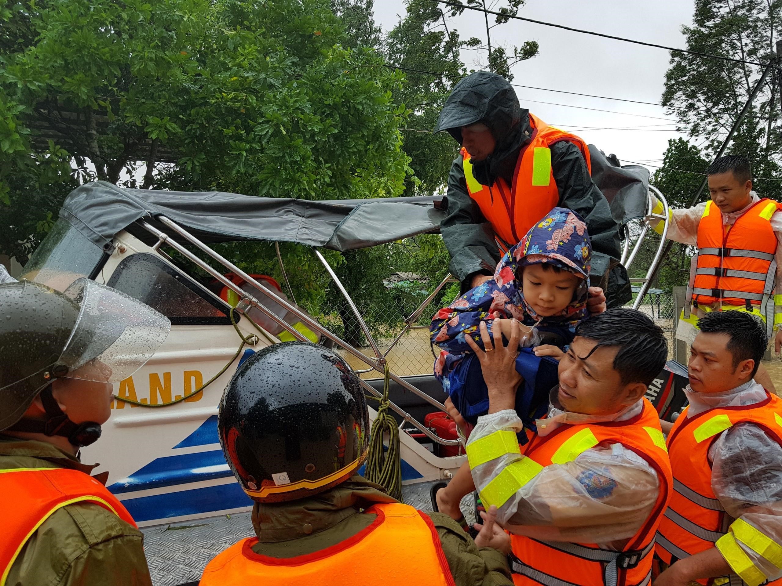 10月17日，在越南中部廣治省，救援人員轉移受洪災影響的居民。（新華社）