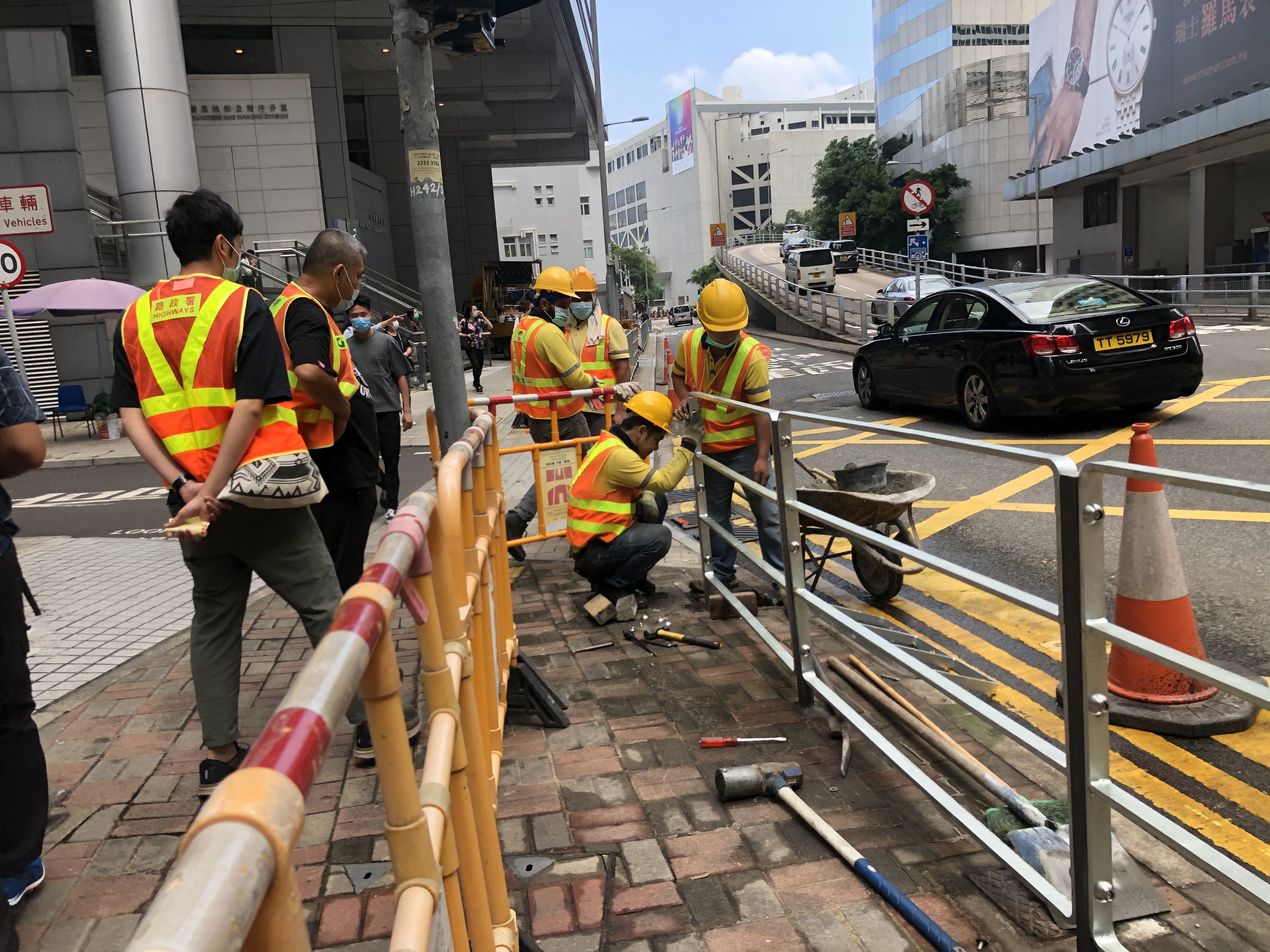 香港國安法震懾黑暴，警總外水馬撤走，擺了近一年水馬，地上都有痕跡。（大公報記者攝）