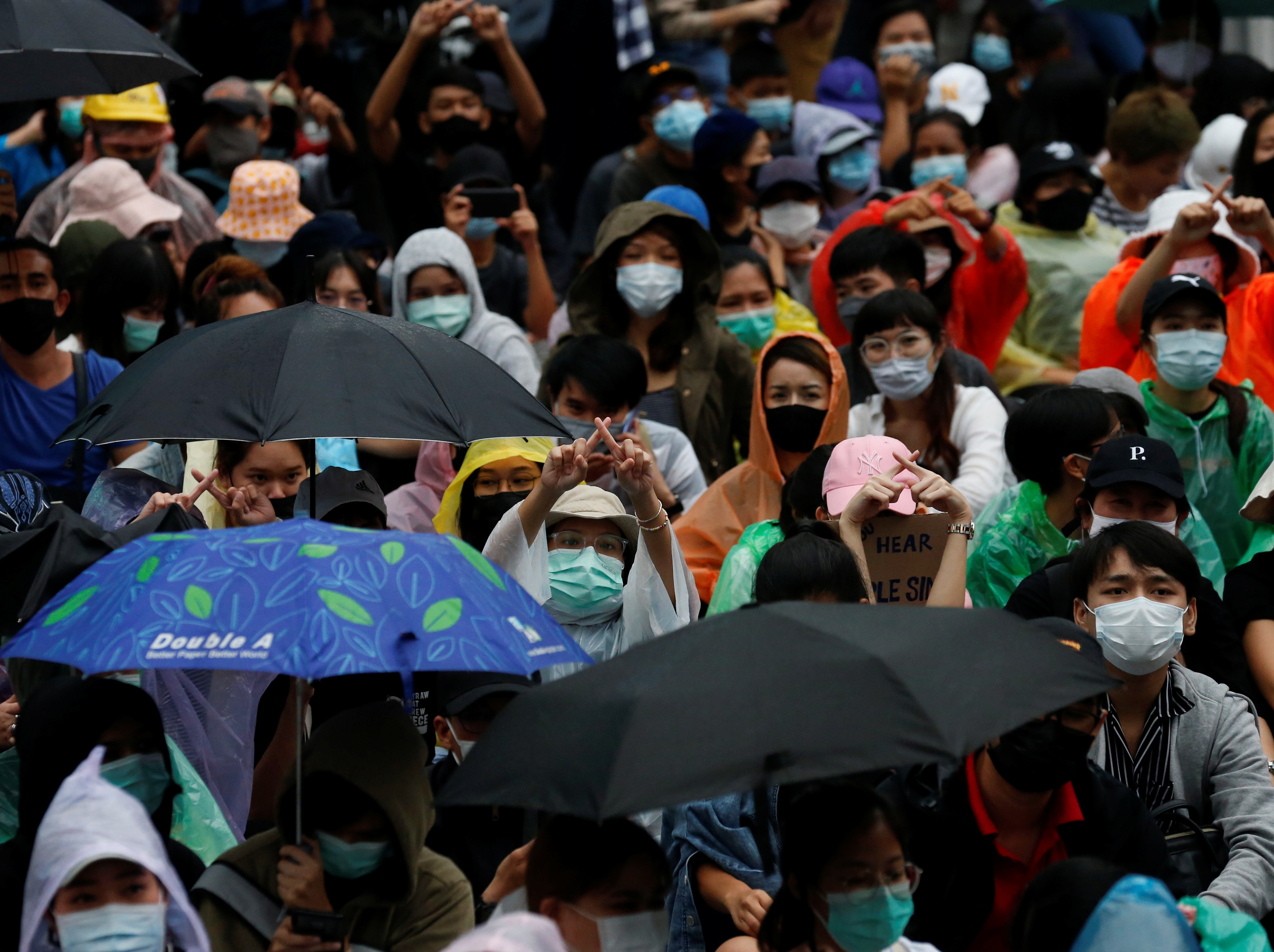 當地時間2020年10月19日，泰國，泰國示威者在曼谷及周邊大都市區的3個地點舉行大規模抗議集會。自本月14日以來，曼谷已連續第6天出現抗議集會活動。（路透社）