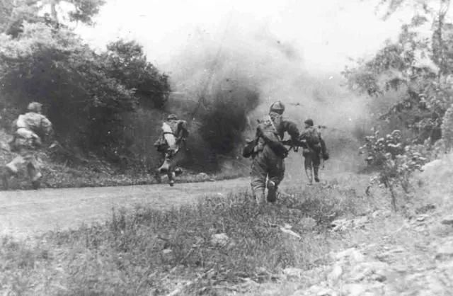 1950年10月25日，志願軍入朝第一戰，全殲南朝鮮軍第6師。圖為志願軍第40軍一部在溫井西北兩水洞追殲南朝鮮軍。（資料圖片）
