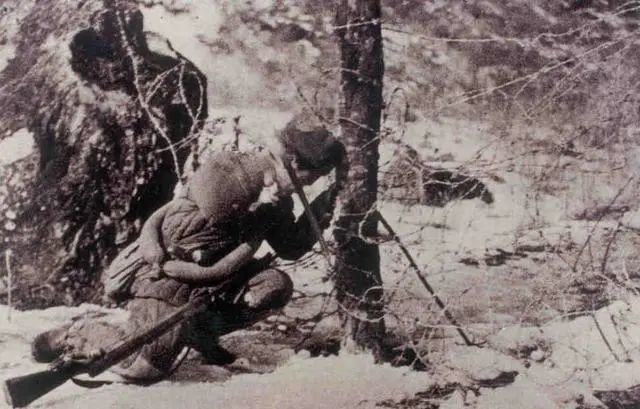 1950年12月31日，第三次戰役打響。志願軍戰士在破壞敵「三八線」上的鐵絲網。（資料圖片）