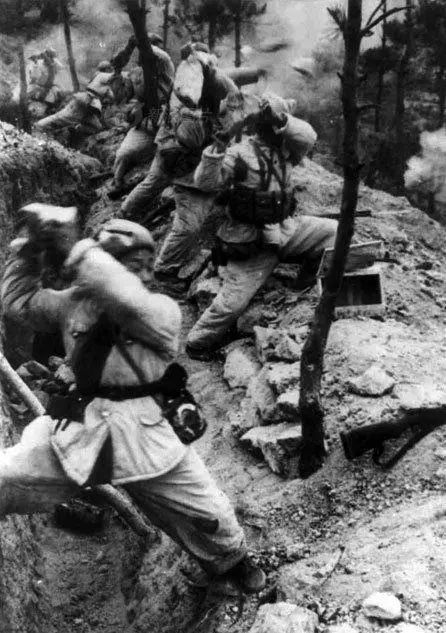 1951年1月25日，第四次戰役打響。在修理山阻擊戰中，志願軍第50軍第148師444團戰士在子彈打光後，用石頭打擊敵人。（資料圖片）