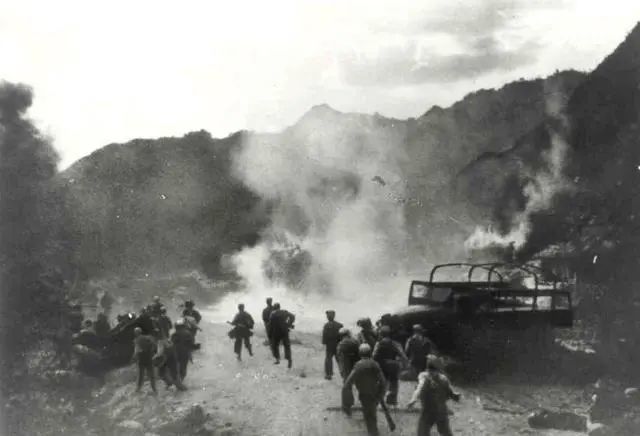 1951年4月22日，第五次戰役打響。志願軍全線向敵人發起反擊。這是西線左翼的宋時輪兵團與美軍第24師激戰。（資料圖片）