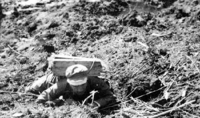 1952年10月14日，舉世聞名的上甘嶺戰役打響。志願軍戰士冒着槍林彈雨，爬行送彈藥。（資料圖片）