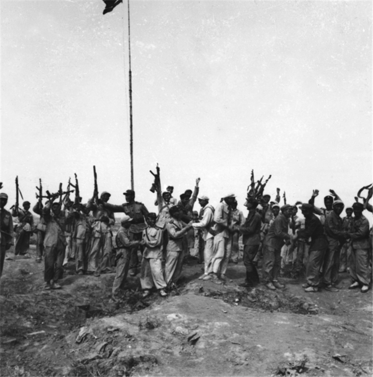 1953年7月28日，朝鮮人民軍來到志願軍陣地上，共同祝賀朝鮮停戰實現。（資料圖片）