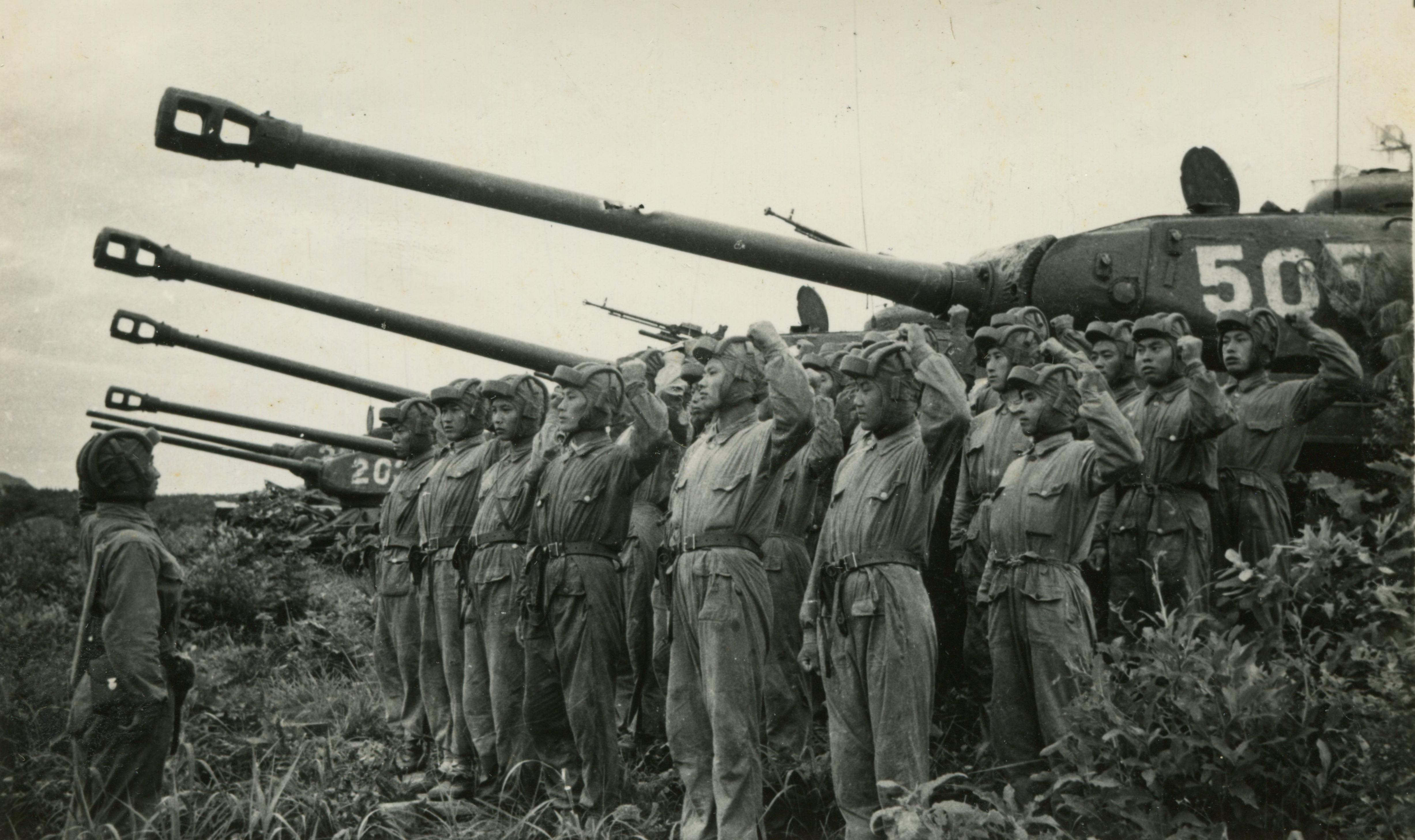 1952年10月18日 志願軍戰士們在陣地上莊嚴宣誓，決心用最大力量保衛祖國人民，維護世界和平事業，徹底打敗美國侵略者。（資料圖片）