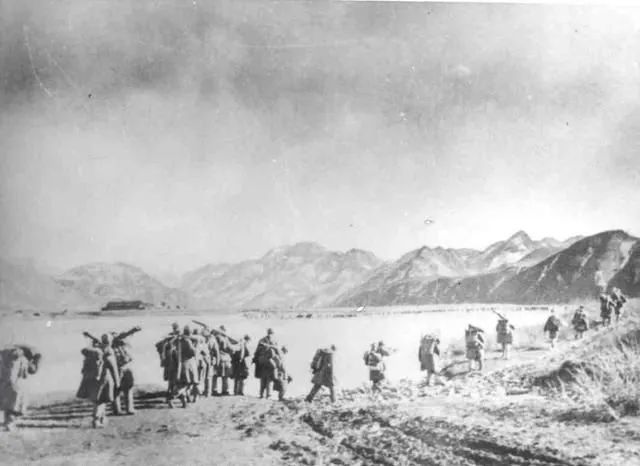 在第二次戰役中，志願軍第40軍一部行進在清川江邊。（資料圖片）