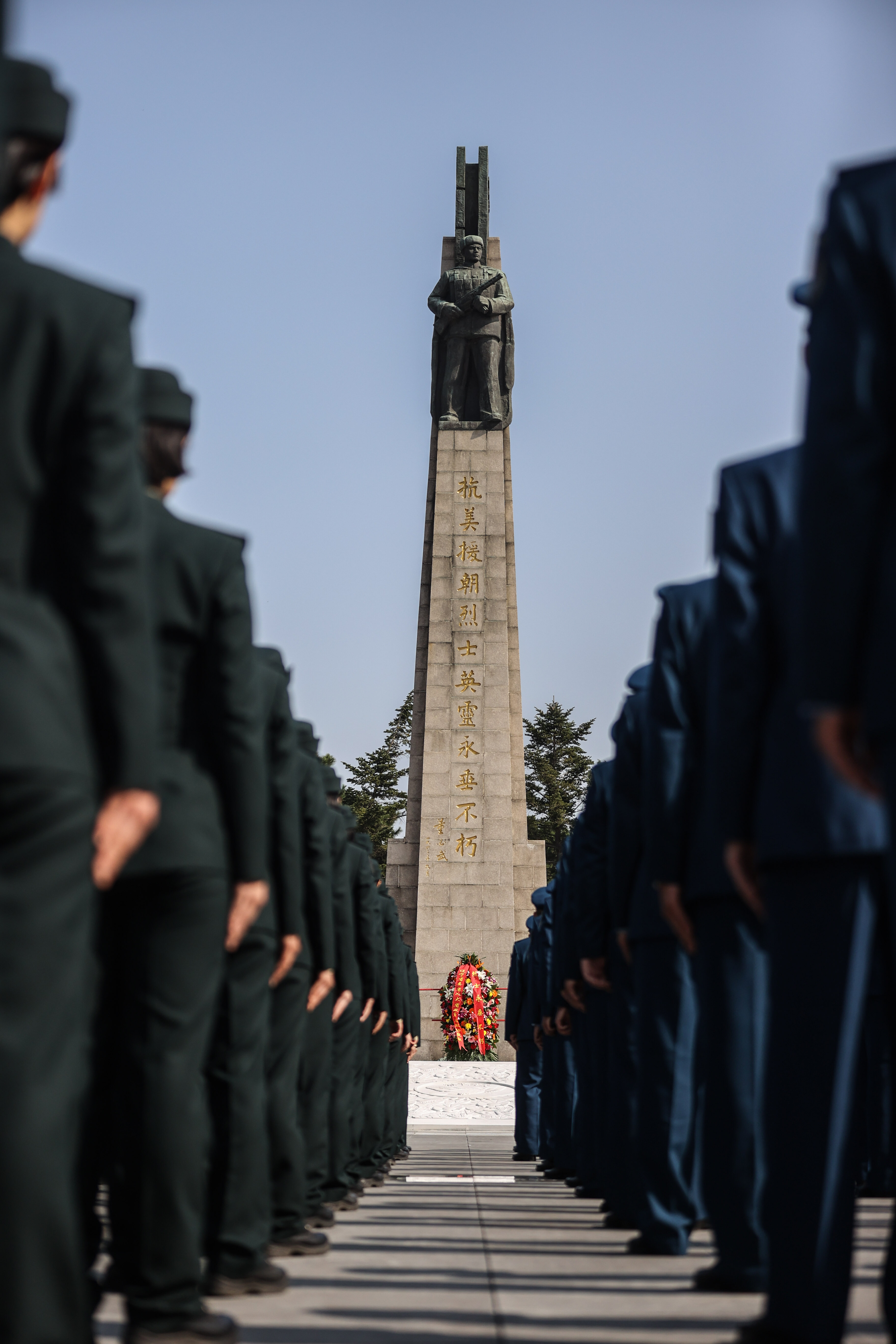 9月30日，遼寧省暨瀋陽市向烈士紀念碑敬獻花籃儀式在瀋陽抗美援朝烈士陵園舉行，這是儀式現場。（新華社圖片）