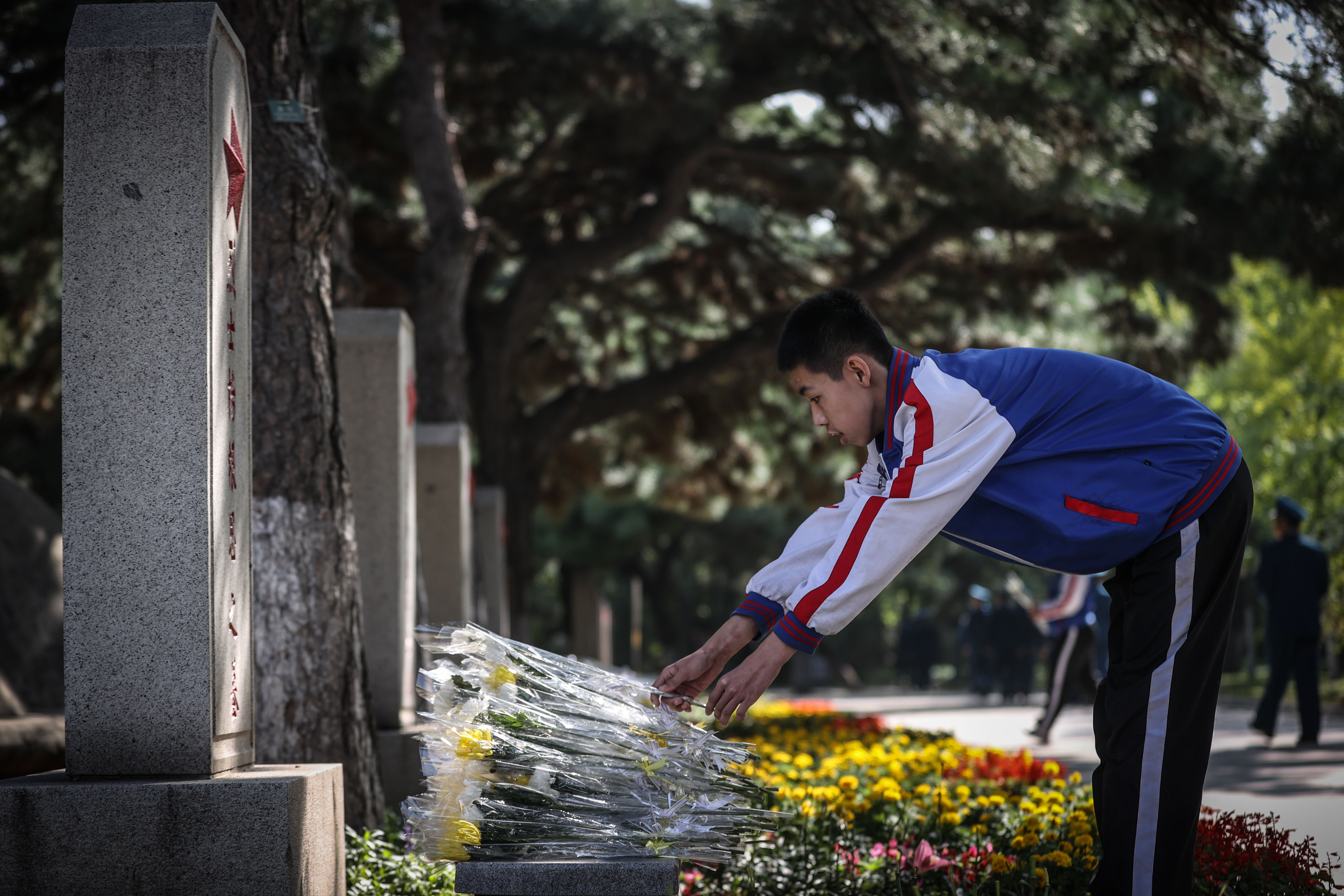 9月30日，遼寧省暨瀋陽市向烈士紀念碑敬獻花籃儀式在瀋陽抗美援朝烈士陵園舉行，這是參加儀式的學生代表向烈士墓獻花。（新華社圖片）