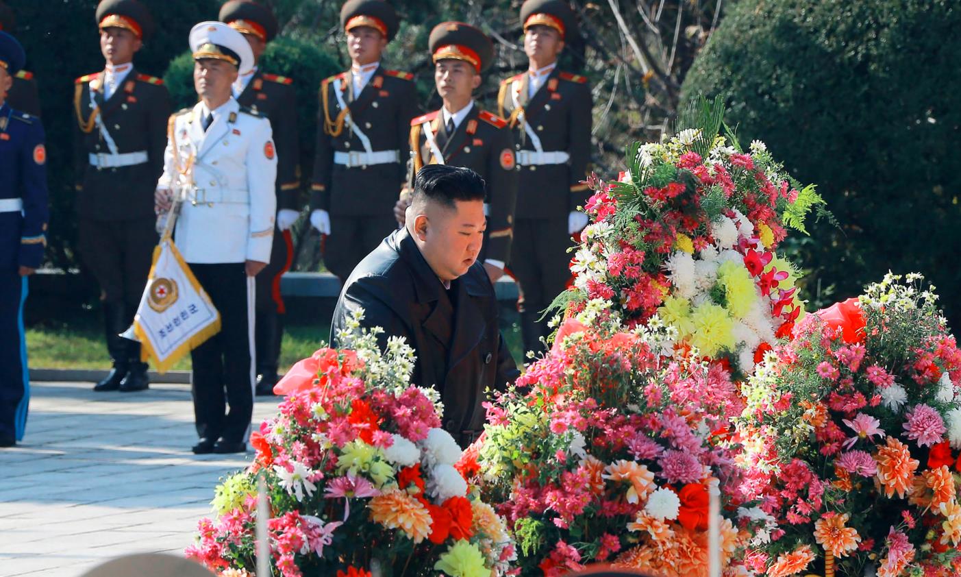 據朝中社22日報道，朝鮮最高領導人金正恩參謁位於平安南道檜倉郡的中國人民志願軍烈士陵園，向烈士表示崇高敬意，紀念中國人民志願軍赴朝參戰70周年。（朝中社）