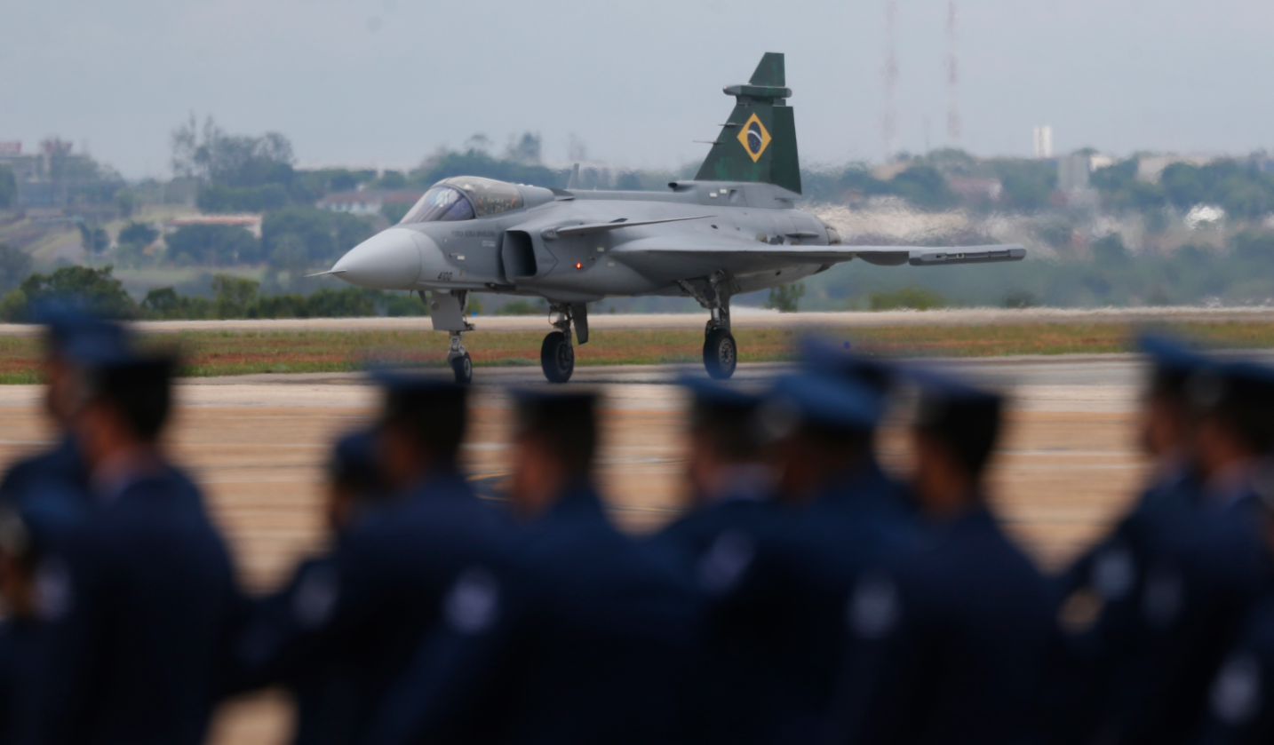 這是10月23日在巴西首都巴西利亞空軍基地拍攝的一架F-39「鷹獅」戰鬥機。（新華社）