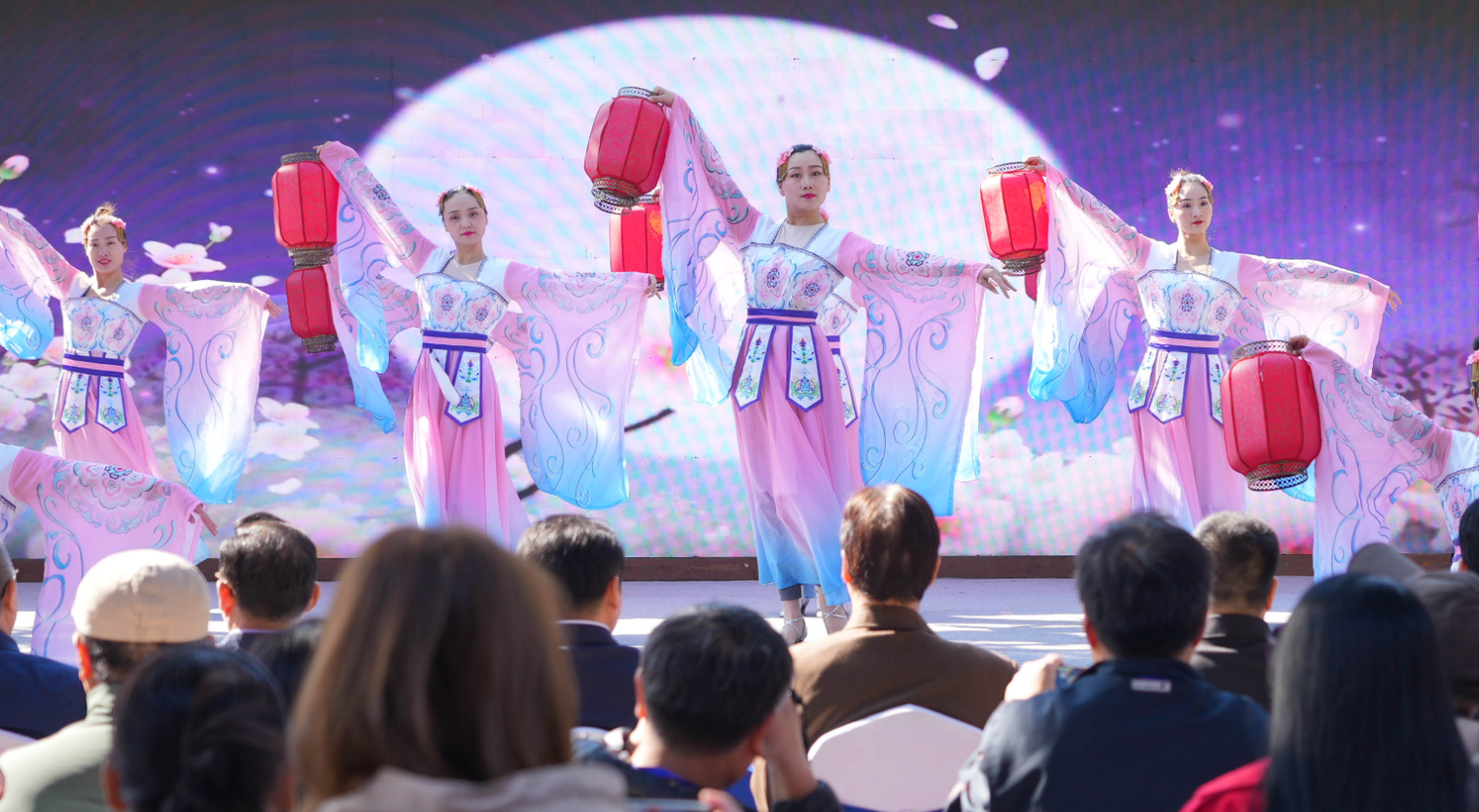 10月24日，在徐州攝影展上，演員在開幕式上表演舞蹈。 （新華社）