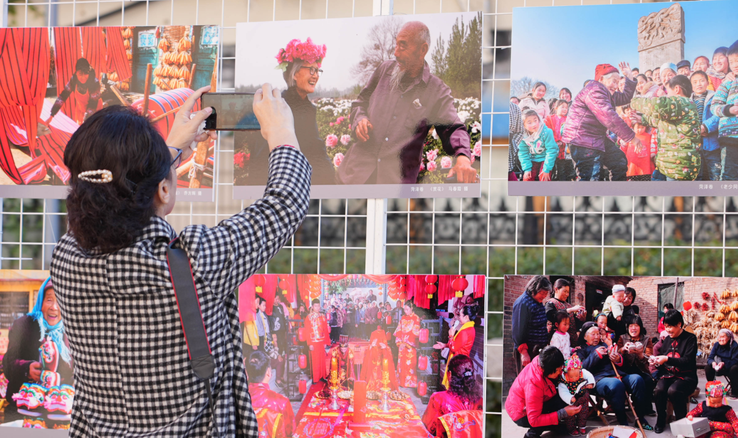 10月24日，在徐州攝影展上，觀眾拍攝作品。（新華社）