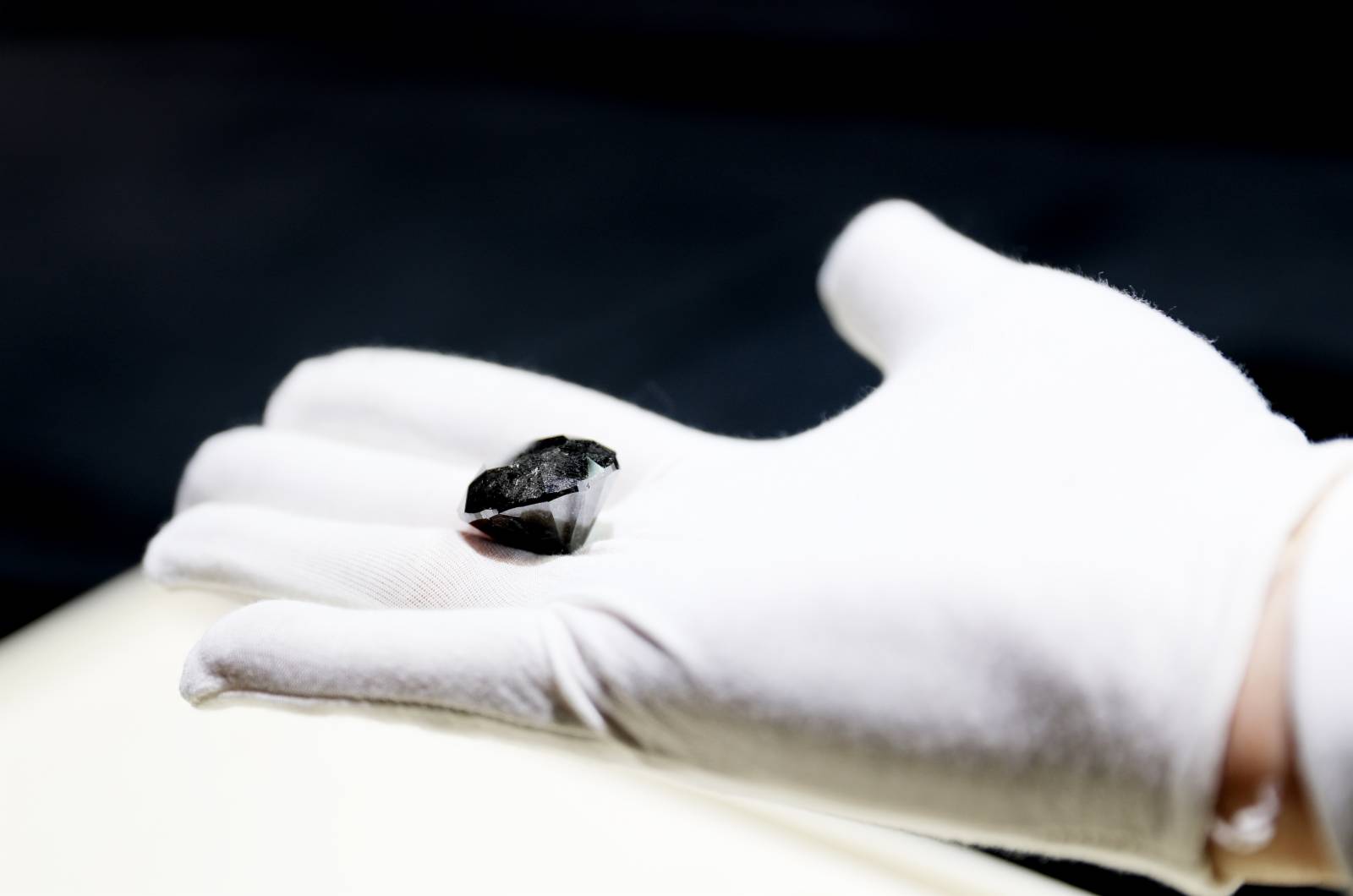 10月26日，工作人員展示88克拉超級黑鑽。