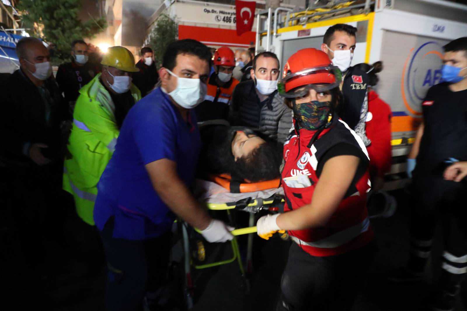 圖為在土耳其伊茲密爾省， 救援人員運送一名傷者。（新華社）