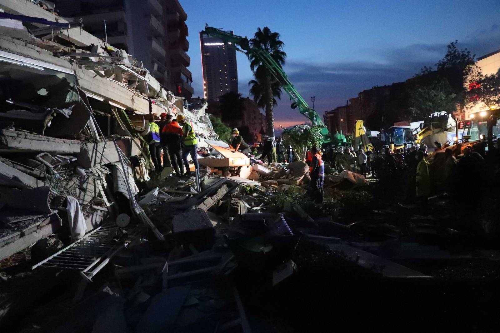 據美國地質勘探局網站30日消息，此次地震的震中位於土耳其伊茲密爾省，地震一度波及到希臘薩摩斯島。圖為在土耳其伊茲密爾省， 救援人員展開搜救工作。（新華社）